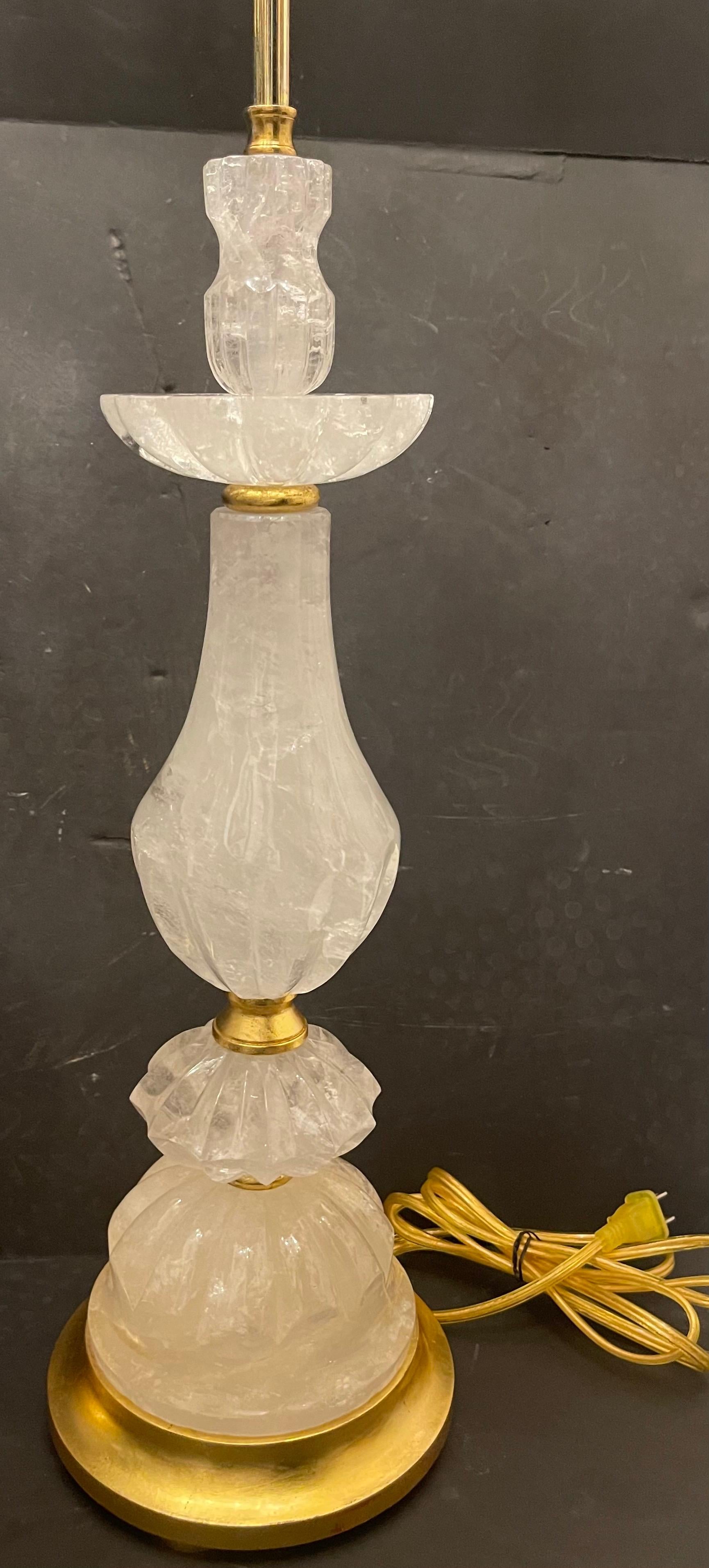 Eine wunderbare Paar Französisch Baluster / Urne Form geschnitzt Bergkristall & Blattgold Tischlampen, neu verdrahtet mit neuen zwei Edison Light Clusters.