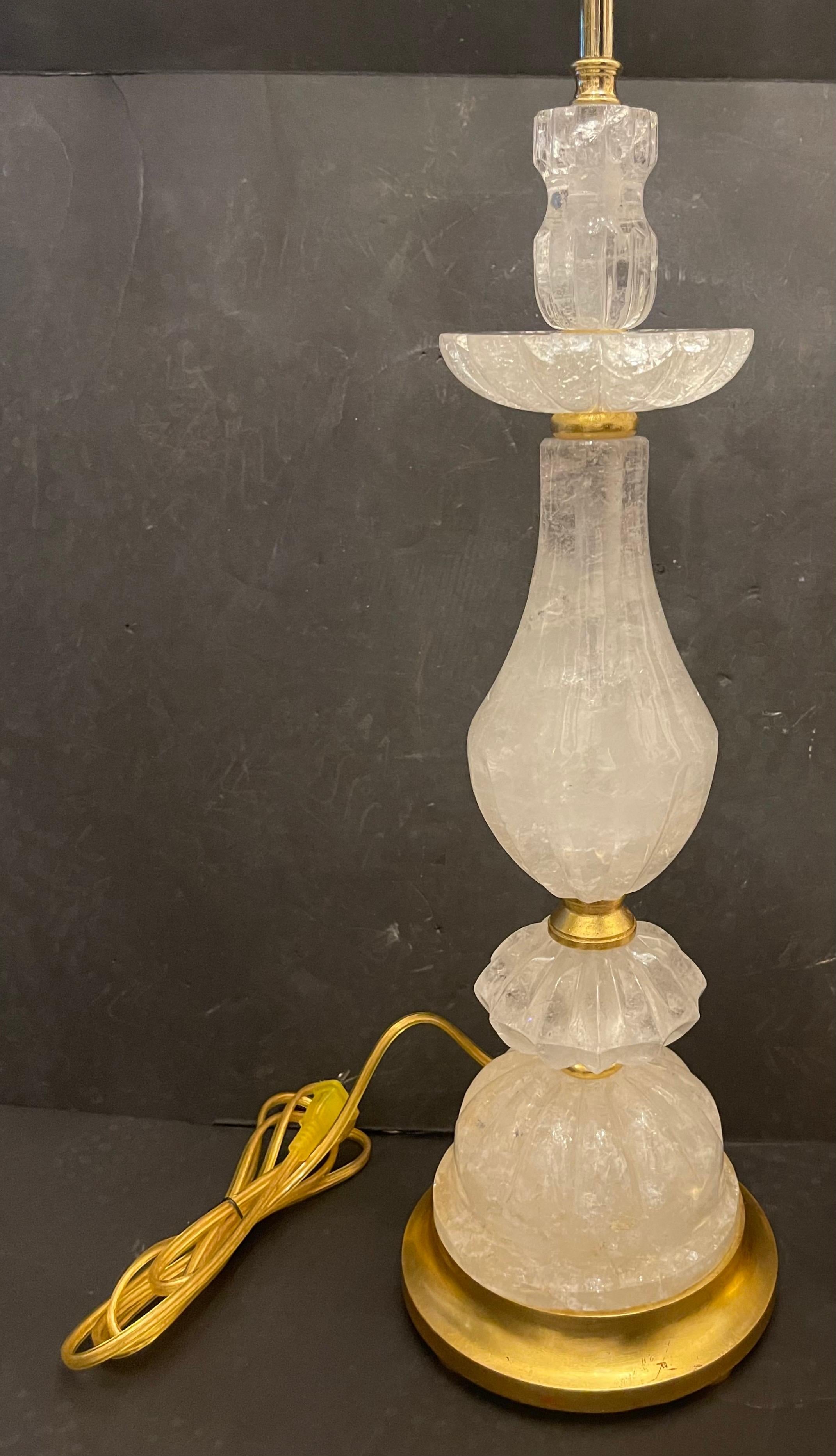 Wunderschönes Paar französische Balaster-Lampen in Urnenform aus geschnitztem Bergkristall und Blattgold (Geschnitzt) im Angebot