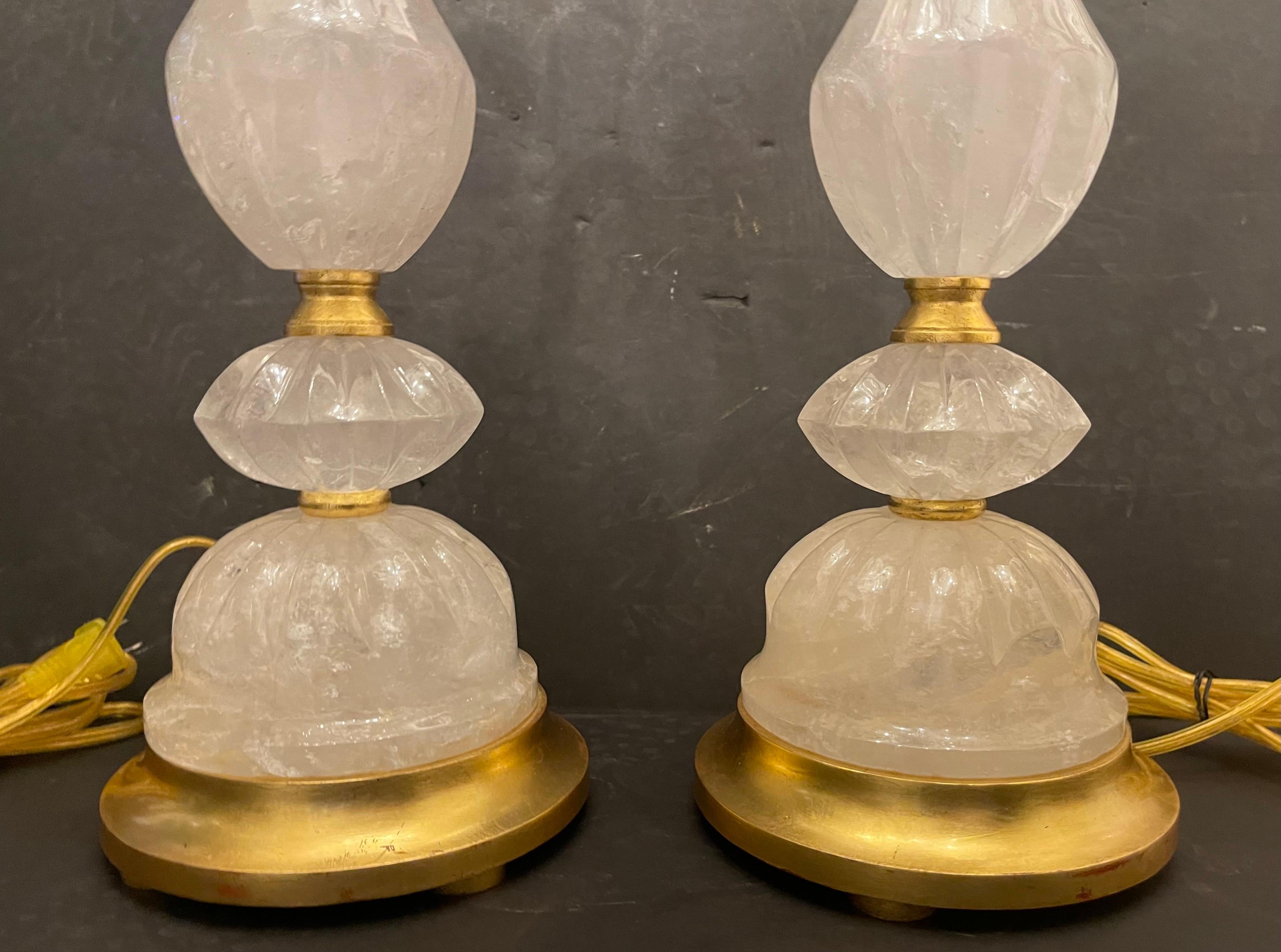 Wunderschönes Paar französische Balaster-Lampen in Urnenform aus geschnitztem Bergkristall und Blattgold im Zustand „Gut“ im Angebot in Roslyn, NY