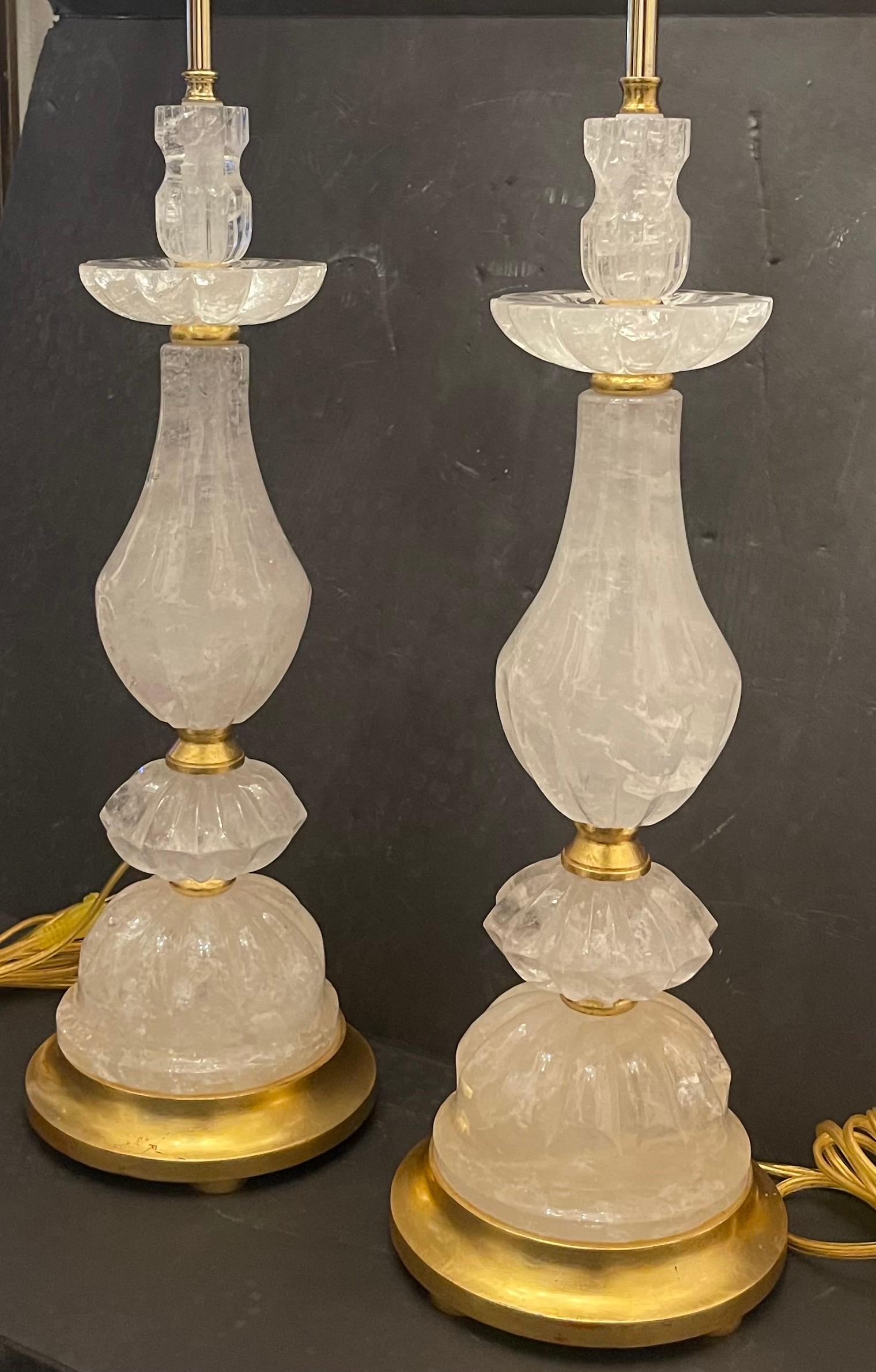Wunderschönes Paar französische Balaster-Lampen in Urnenform aus geschnitztem Bergkristall und Blattgold (20. Jahrhundert) im Angebot