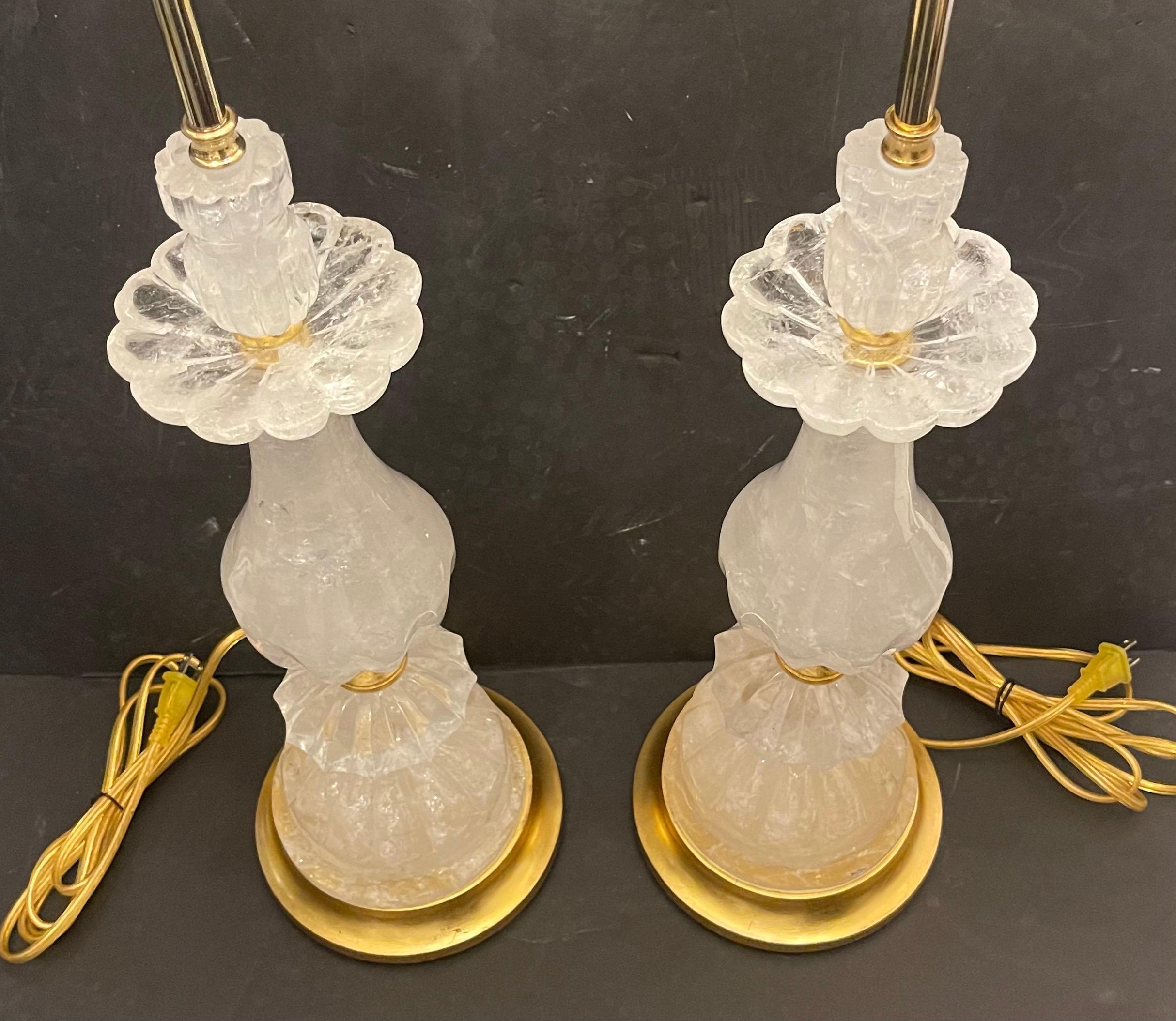 Wunderschönes Paar französische Balaster-Lampen in Urnenform aus geschnitztem Bergkristall und Blattgold im Angebot 1