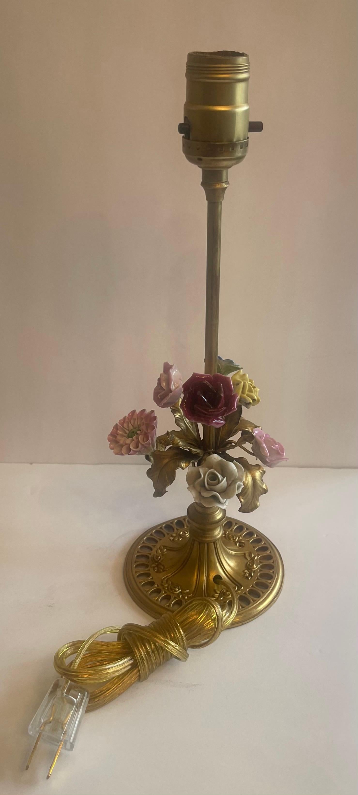 Ein wunderbares Paar Französisch Boudoir / Dresser Bronze & Porzellan Blumenstrauß Stick Tischlampen komplett neu verdrahtet 