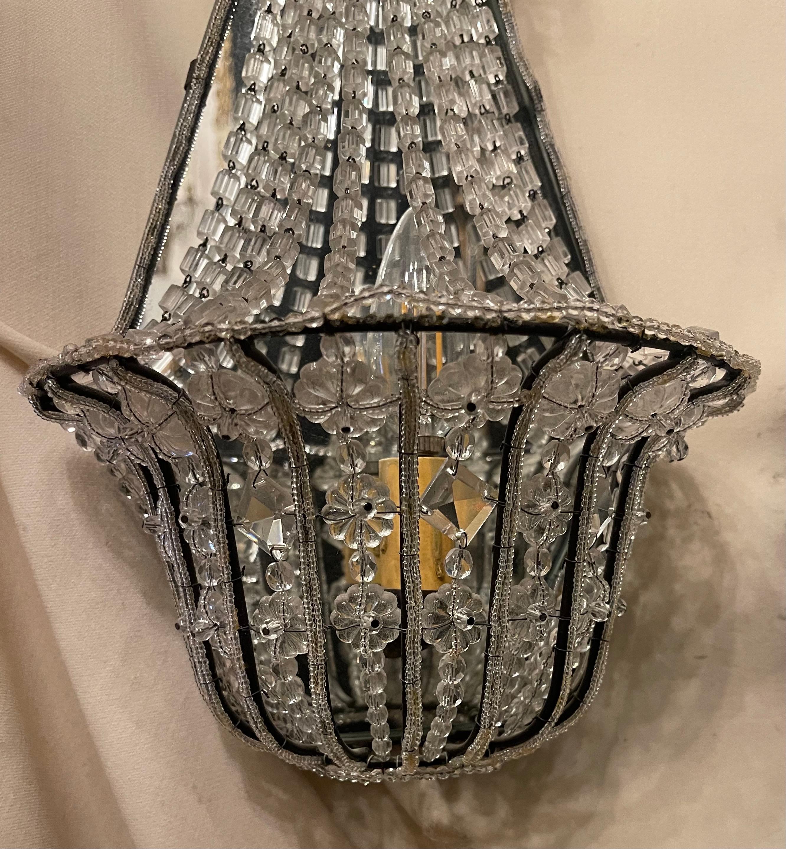 Maravilloso par de candelabros de espejo franceses con cestas de cuentas y tiras de cristal Belle Époque en venta
