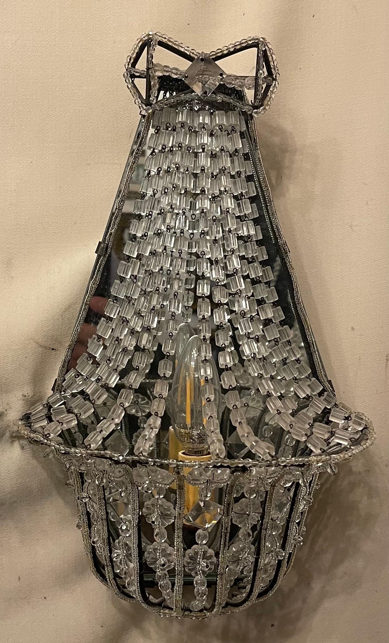Maravilloso par de candelabros de espejo franceses con cestas de cuentas y tiras de cristal Italiano en venta
