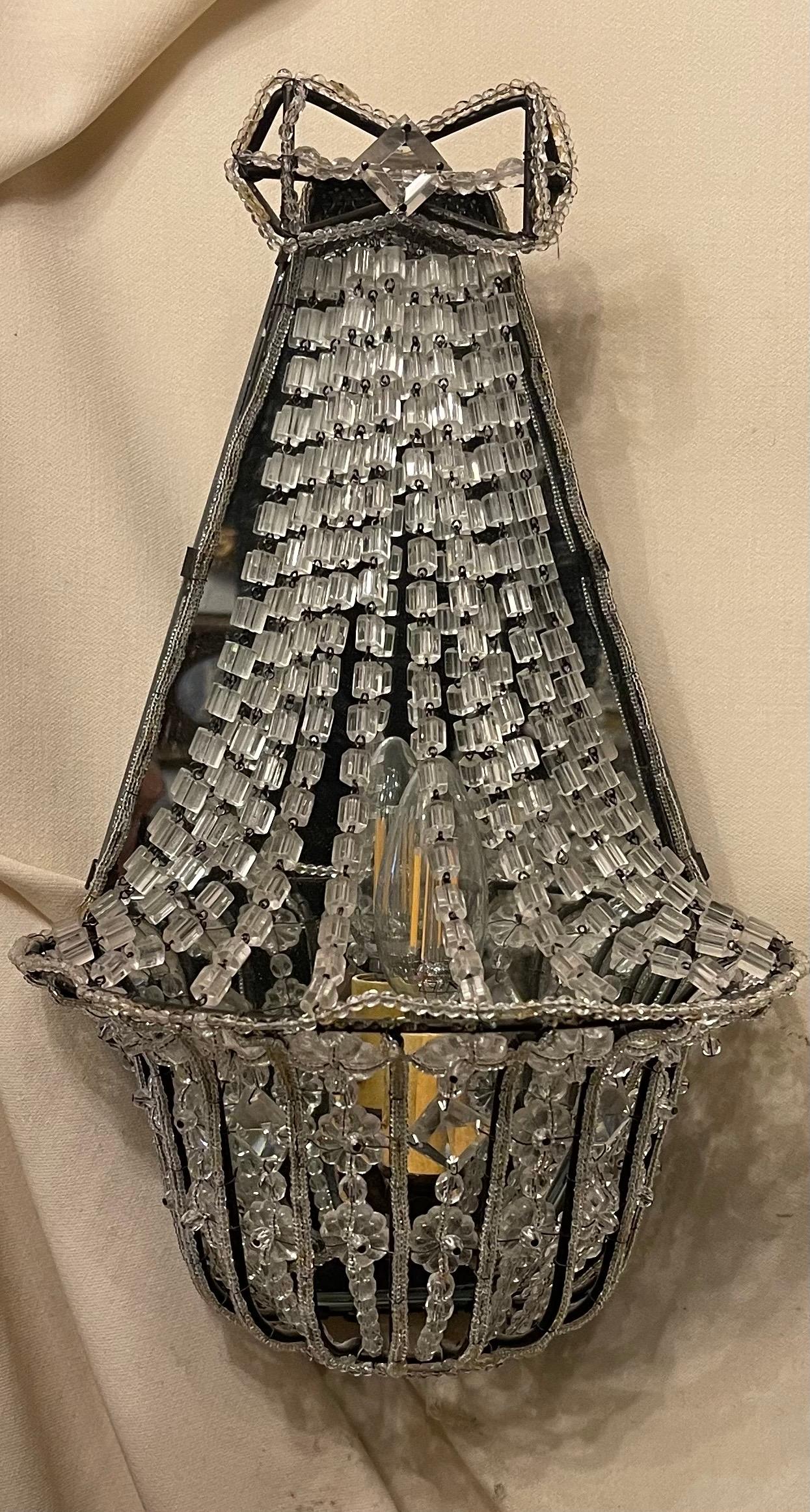 Maravilloso par de candelabros de espejo franceses con cestas de cuentas y tiras de cristal en Bueno estado para la venta en Roslyn, NY