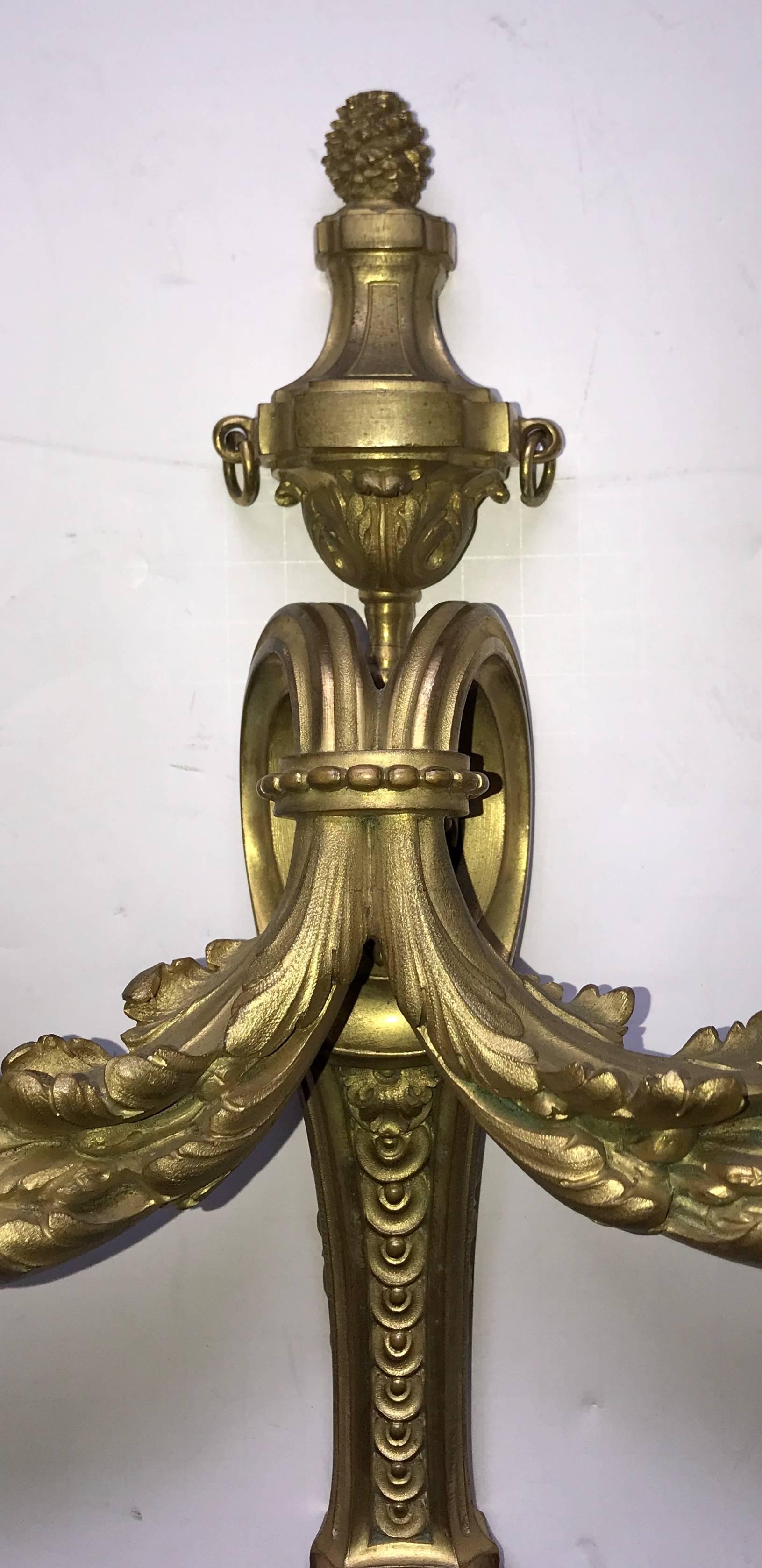Splendida coppia di appliques in bronzo neoclassico/reggenza con piano a urna e filigrana alla maniera di Caldwell, con timbro made in France sul retro.