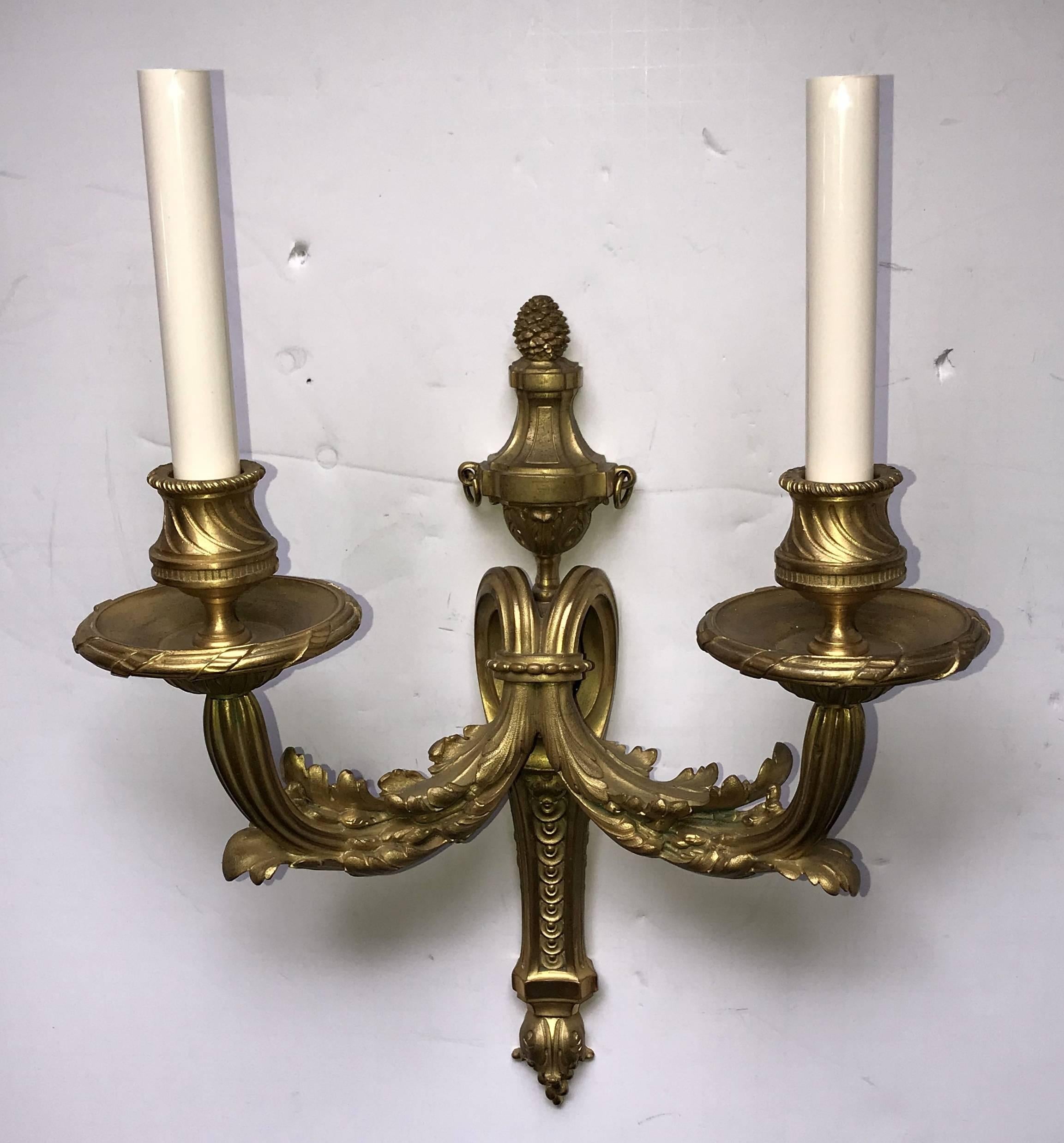Meravigliosa coppia di lampade in bronzo neoclassico Caldwell Regency con urna in filigrana In condizioni buone in vendita a Roslyn, NY
