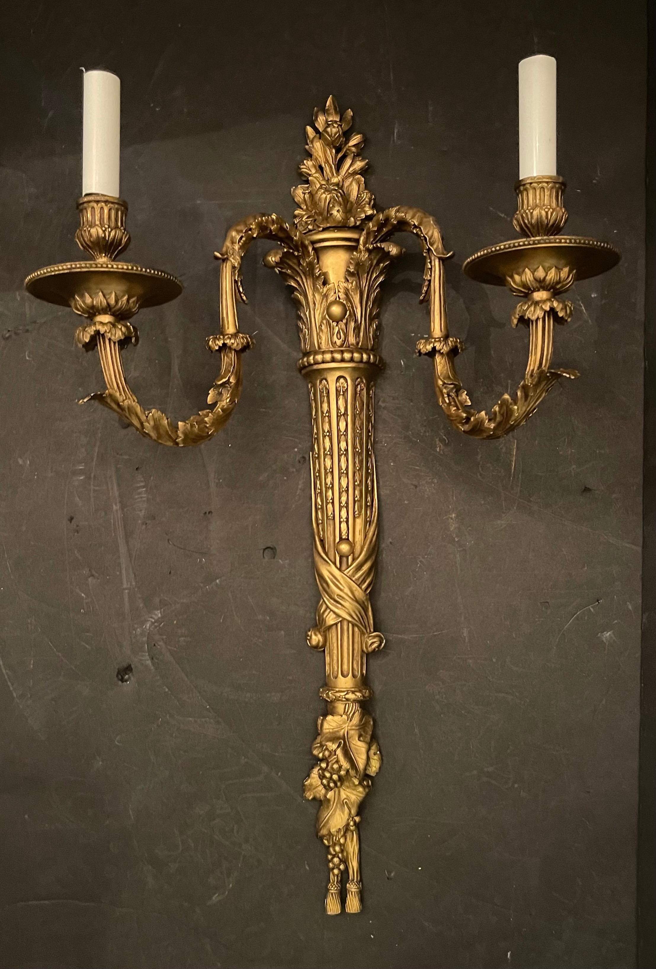 Merveilleuse paire d'appliques de style Régence en bronze doré signées Millet a Paris, entièrement recâblées avec de nouvelles prises.

Fondée par Théodore Millet en 1853, la Maison Millet a fonctionné jusqu'en 1902 dans des locaux situés au 11, rue