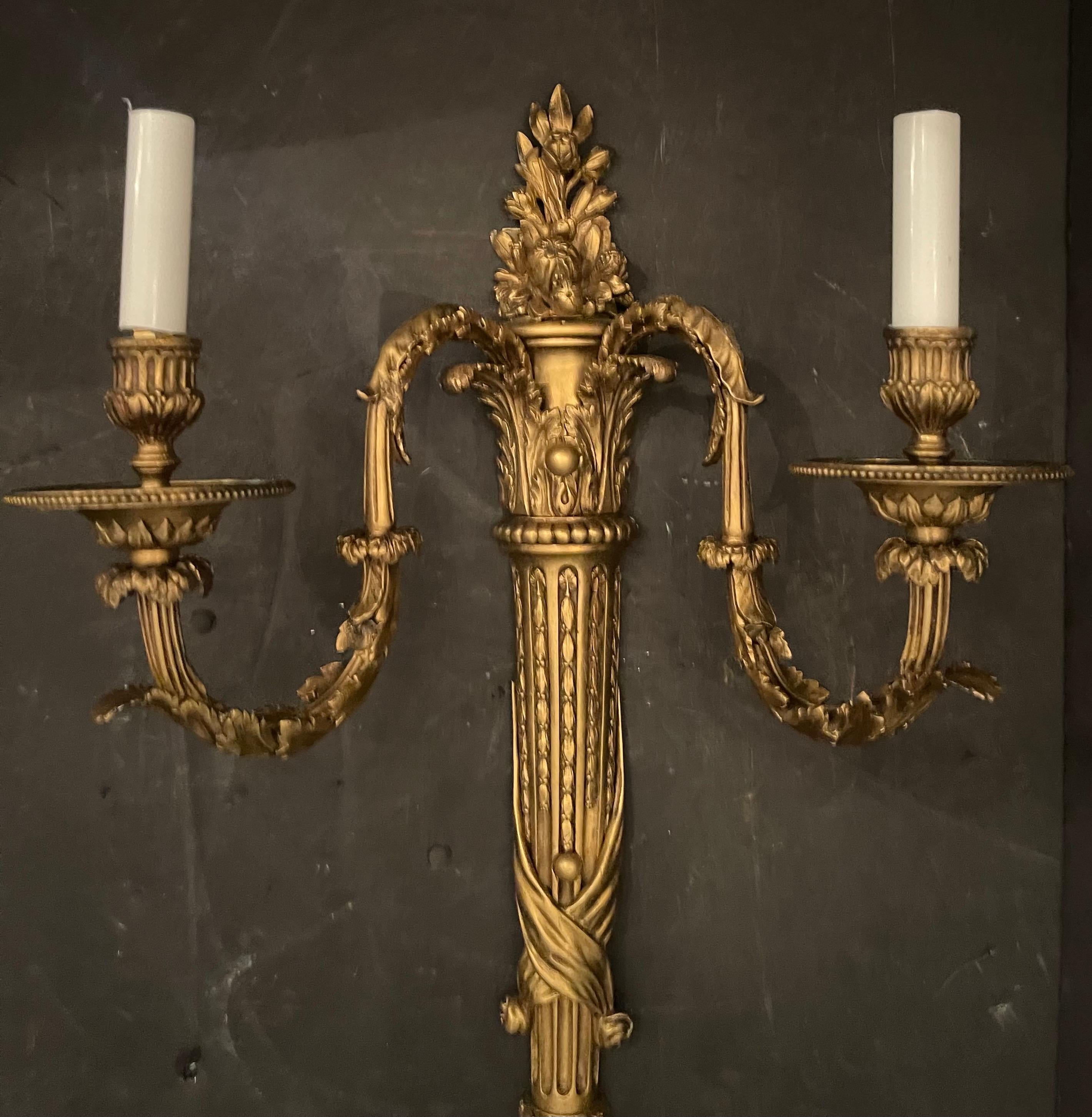 Regency Merveilleuse paire d'appliques de style Régence française en bronze signée Millet à Paris en vente