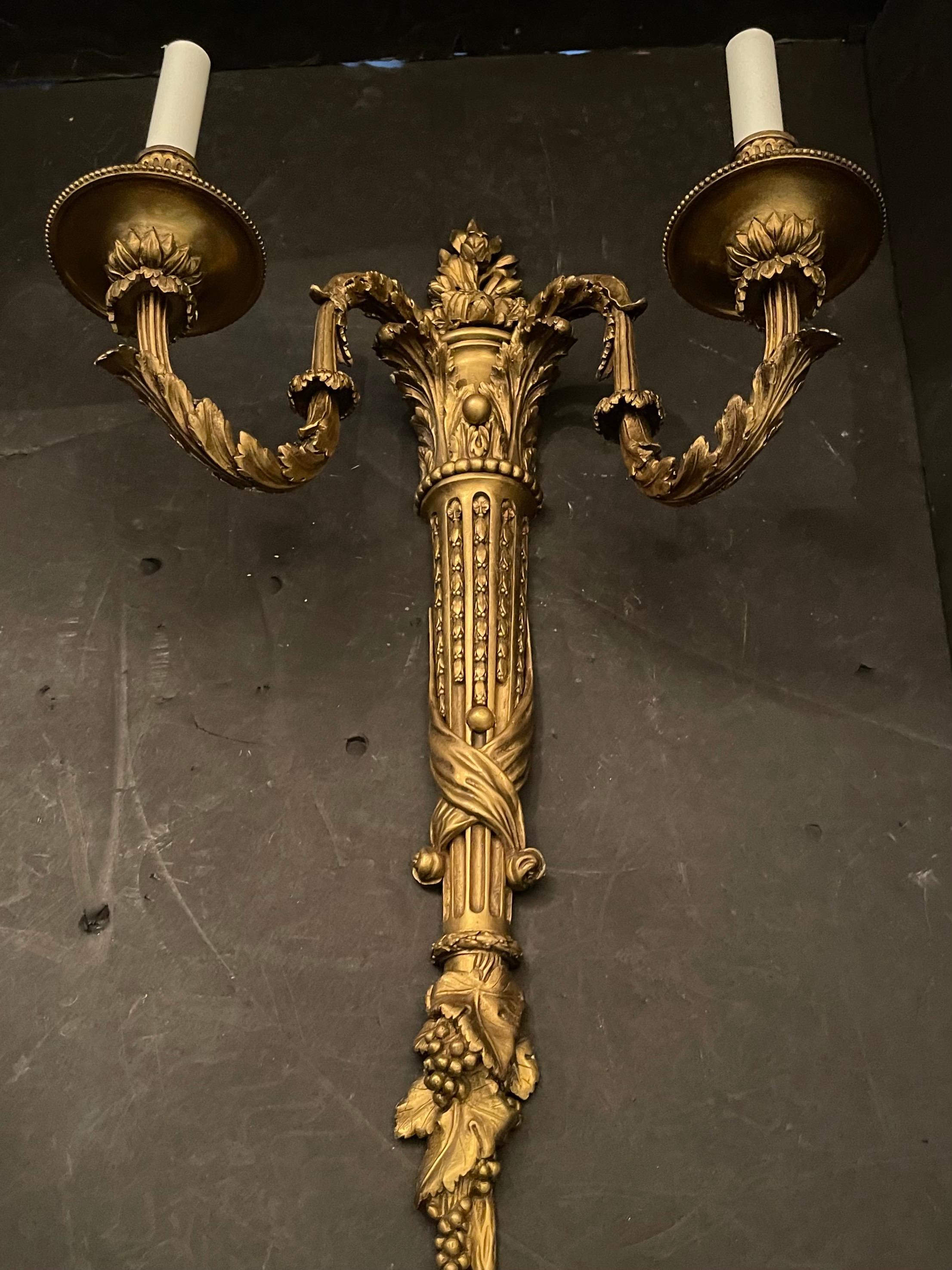Doré Merveilleuse paire d'appliques de style Régence française en bronze signée Millet à Paris en vente