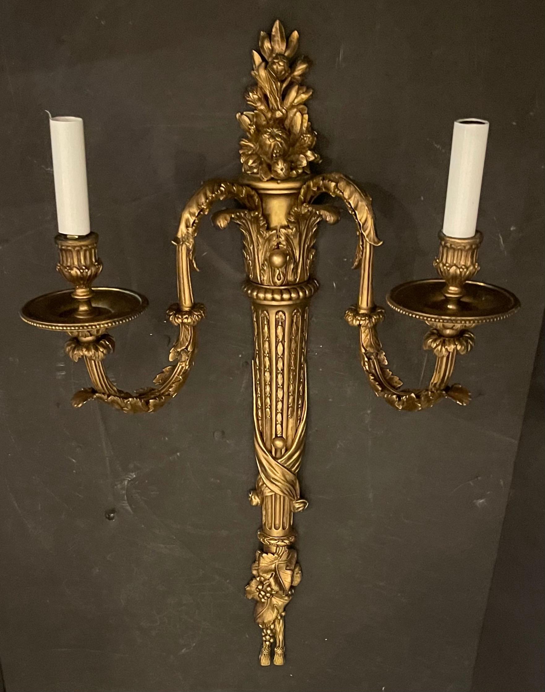 Merveilleuse paire d'appliques de style Régence française en bronze signée Millet à Paris Bon état - En vente à Roslyn, NY