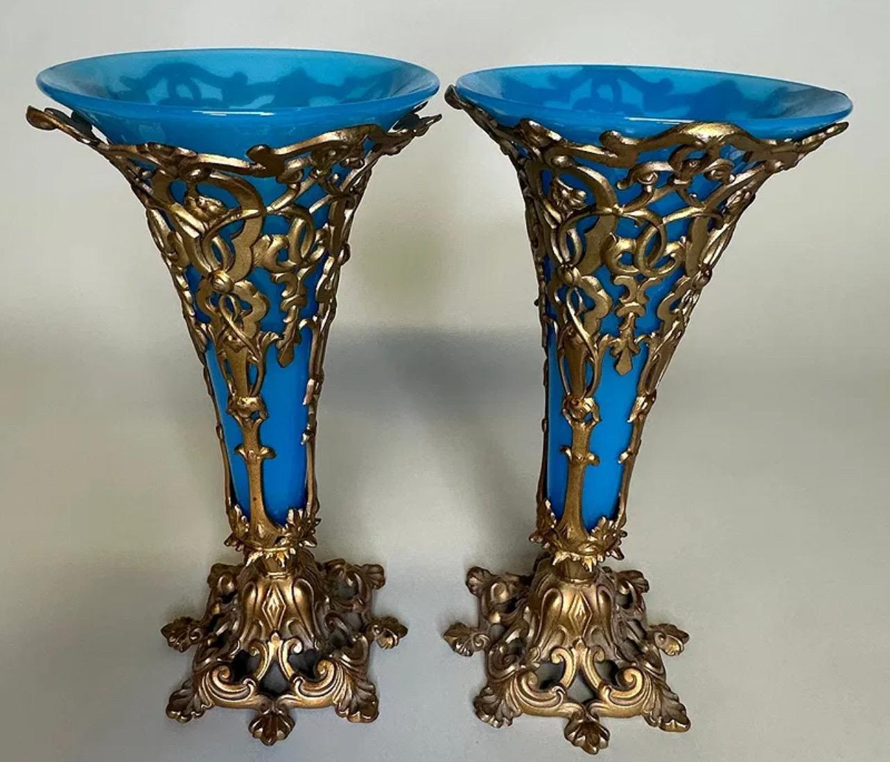 Merveilleuse paire de vases en forme de trompette en verre opalin bleu et métal doré de style continental français