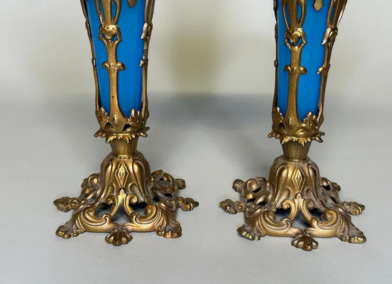 Belle Époque Merveilleuse paire de vases trompettes en métal doré en verre opalin bleu de style français continental en vente
