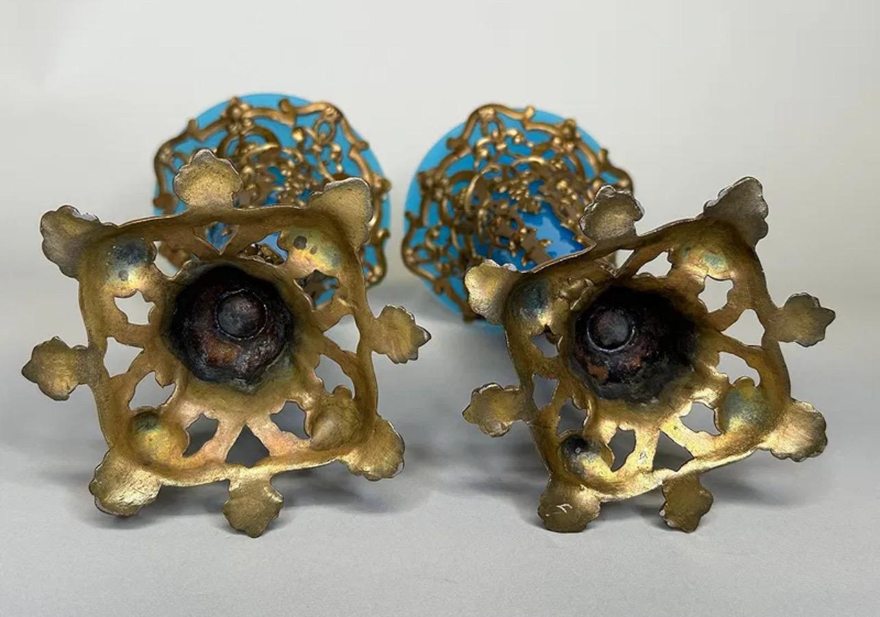 Français Merveilleuse paire de vases trompettes en métal doré en verre opalin bleu de style français continental en vente