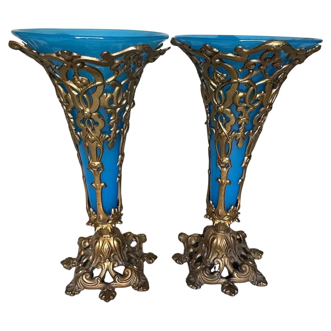Merveilleuse paire de vases trompettes en métal dor�é en verre opalin bleu de style français continental en vente