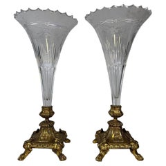 Maravilloso Par de Jarrones Trompeta Franceses Continentales de Cristal Grabado y Bronce Ormolu