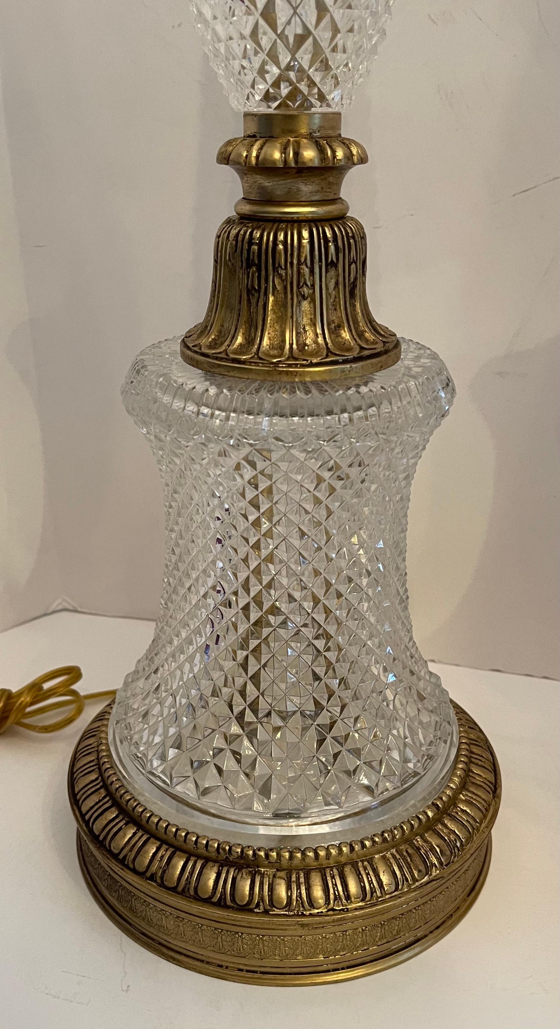 Ein wunderschönes Paar französischer Säulenlampen aus vergoldeter Dore-Bronze mit Diamantschliff (Regency) im Angebot