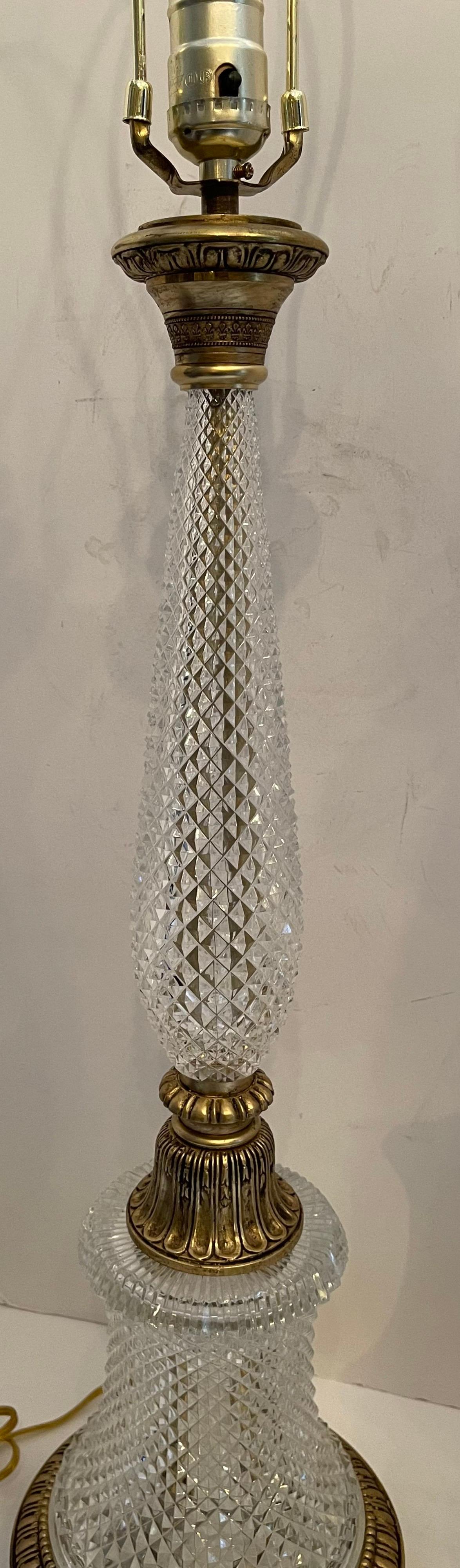 Français Merveilleuse paire de lampes à colonne françaises en bronze doré et cristal taillé en diamant en vente