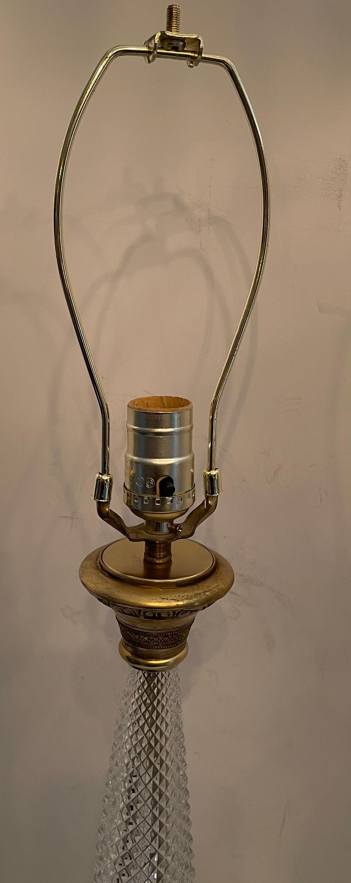 Doré Merveilleuse paire de lampes à colonne françaises en bronze doré et cristal taillé en diamant en vente