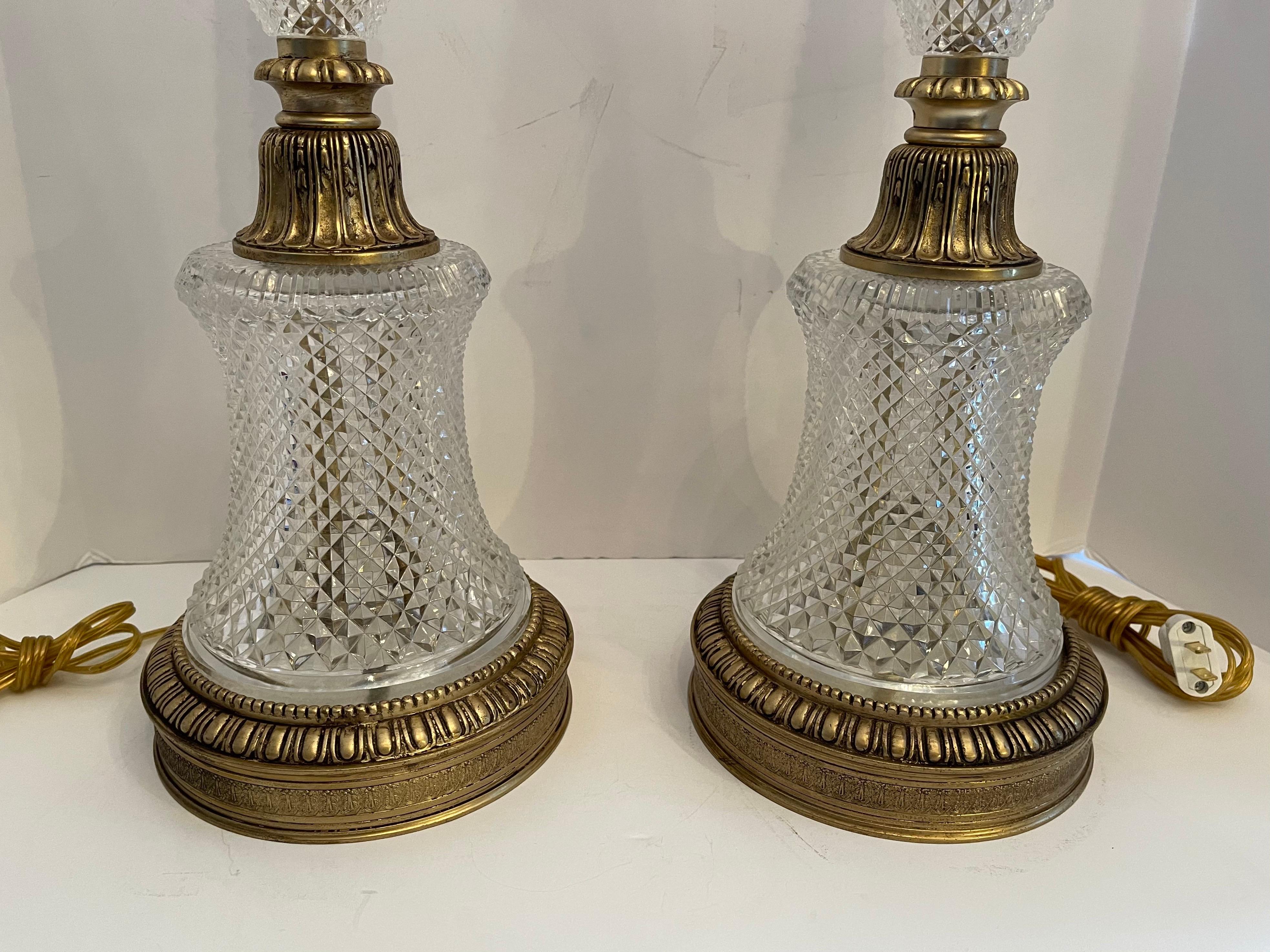 Merveilleuse paire de lampes à colonne françaises en bronze doré et cristal taillé en diamant Bon état - En vente à Roslyn, NY