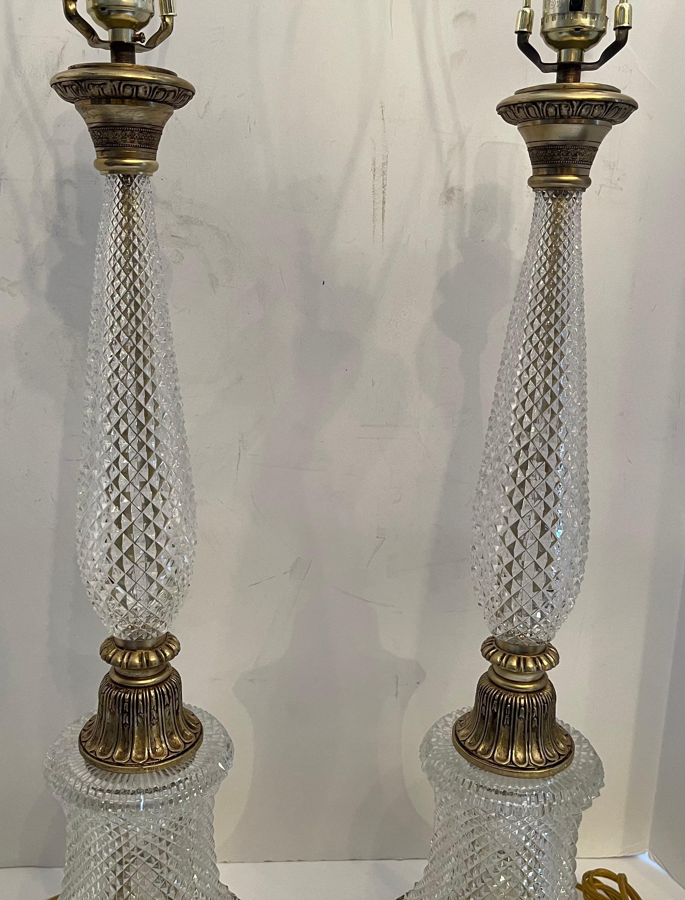 20ième siècle Merveilleuse paire de lampes à colonne françaises en bronze doré et cristal taillé en diamant en vente