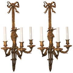 Merveilleuse paire d'appliques à trois bras en bronze doré avec nœud d'amour et glands en forme de guirlande