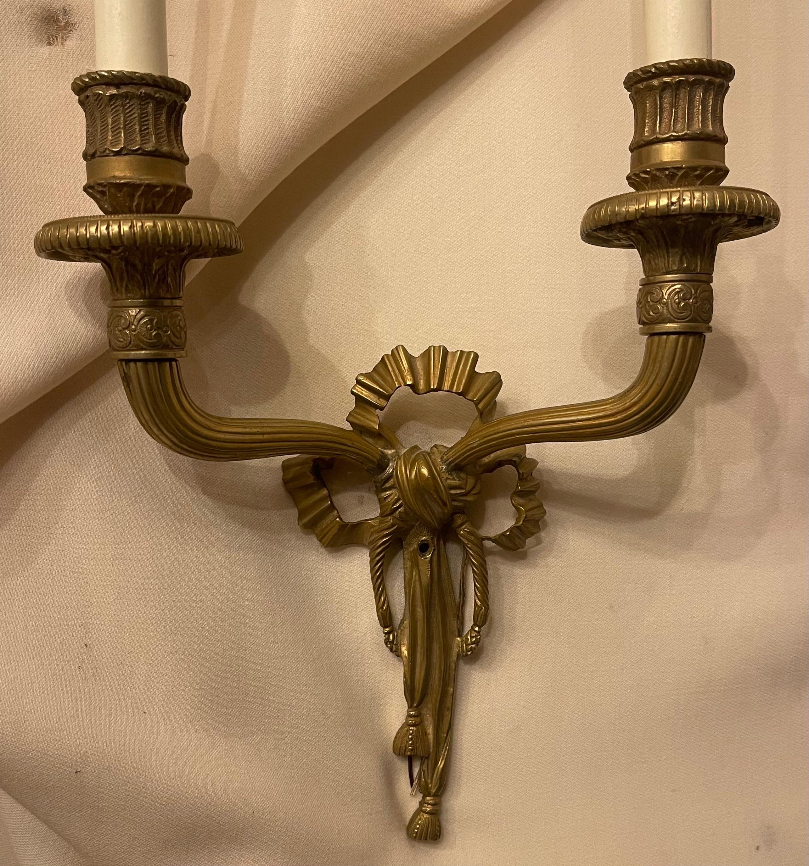 Belle Époque Merveilleuse paire d'appliques à deux bras en bronze doré à pampilles et couronnes de veau de Caldwell en vente