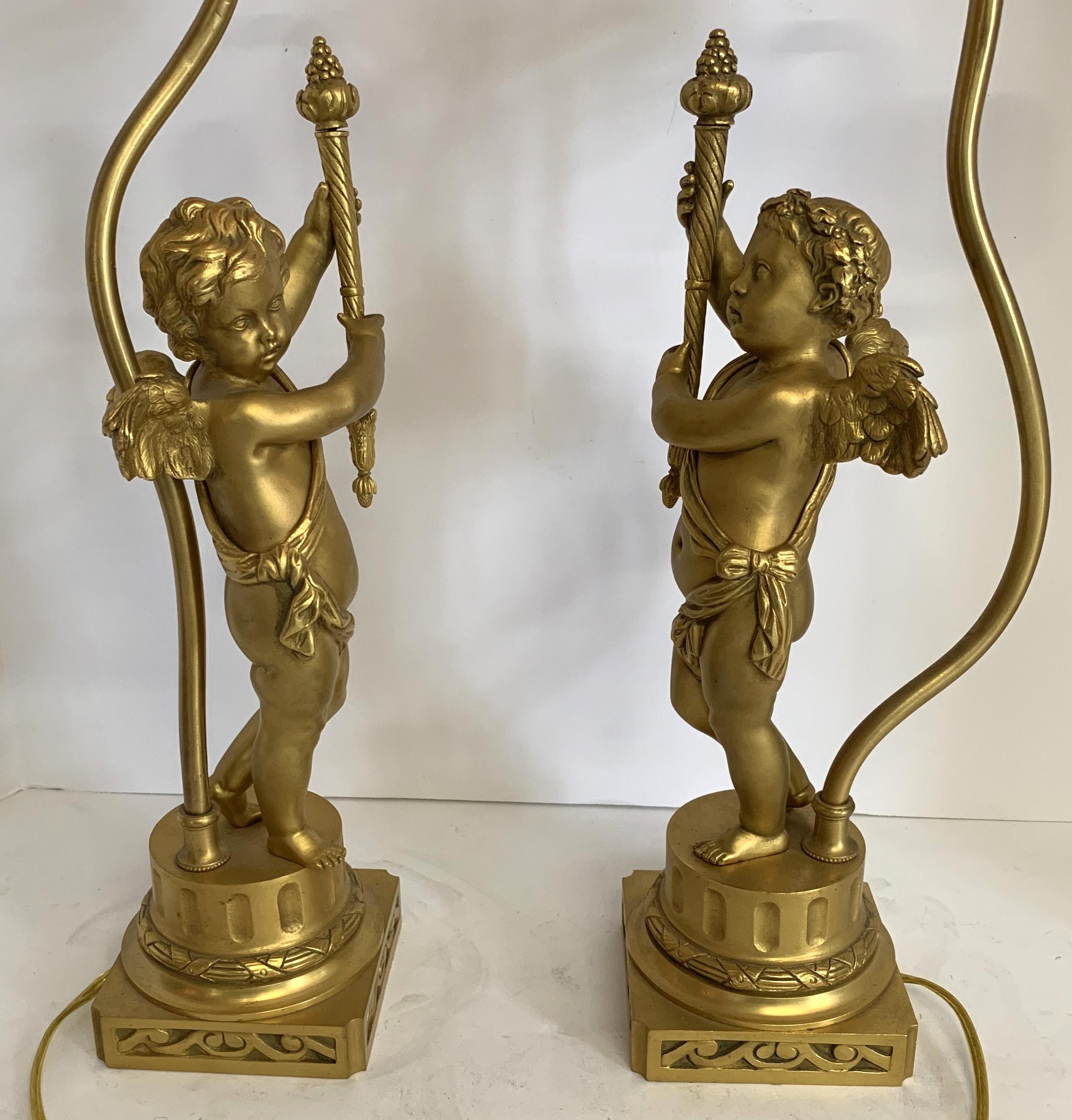 Français Merveilleuse paire de lampes torchs figuratives françaises en bronze doré représentant des chérubins Putti en vente