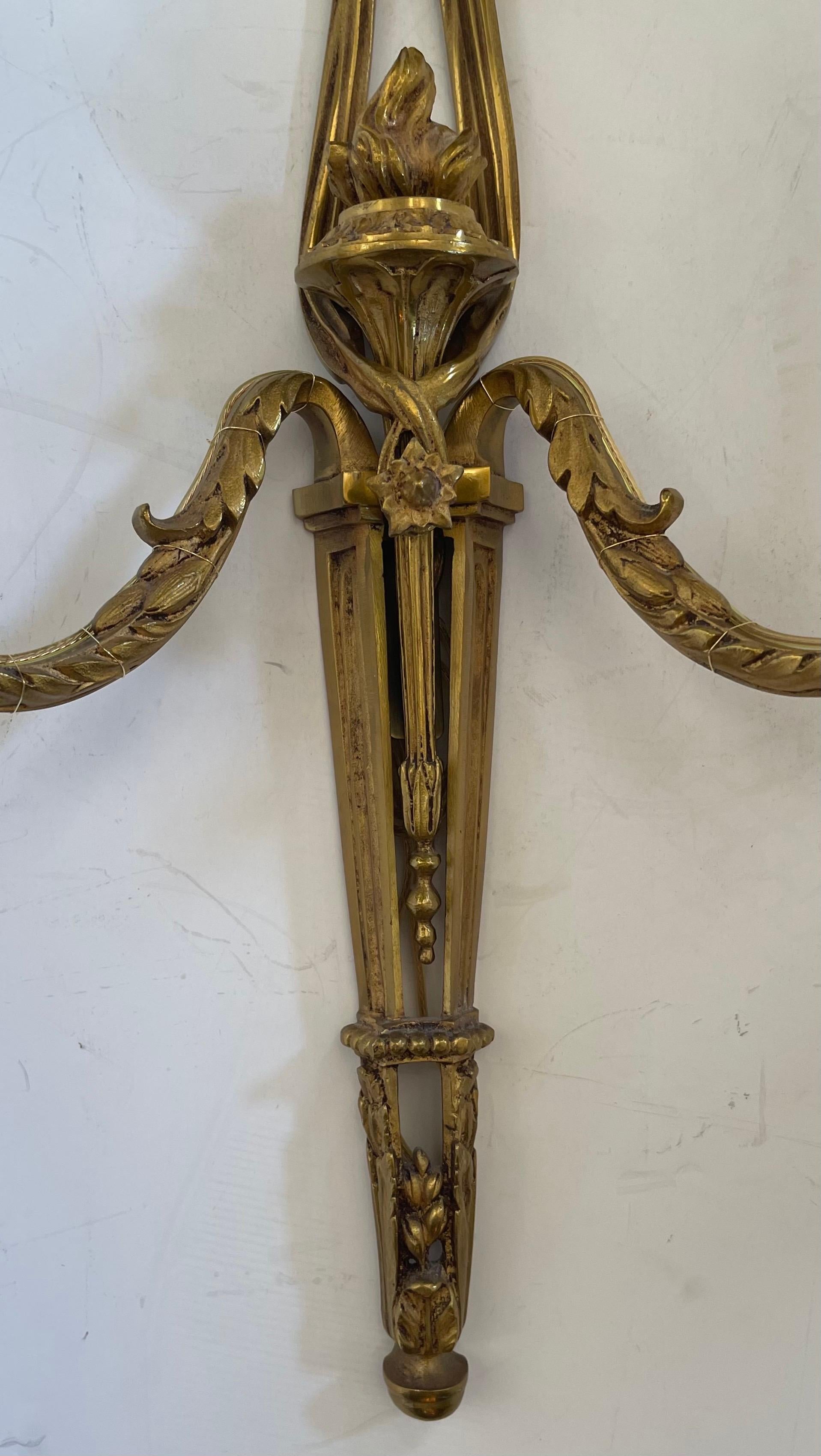 Meravigliosa coppia di torchiere neoclassiche francesi in bronzo Dore con soffitto a nastro In condizioni buone in vendita a Roslyn, NY