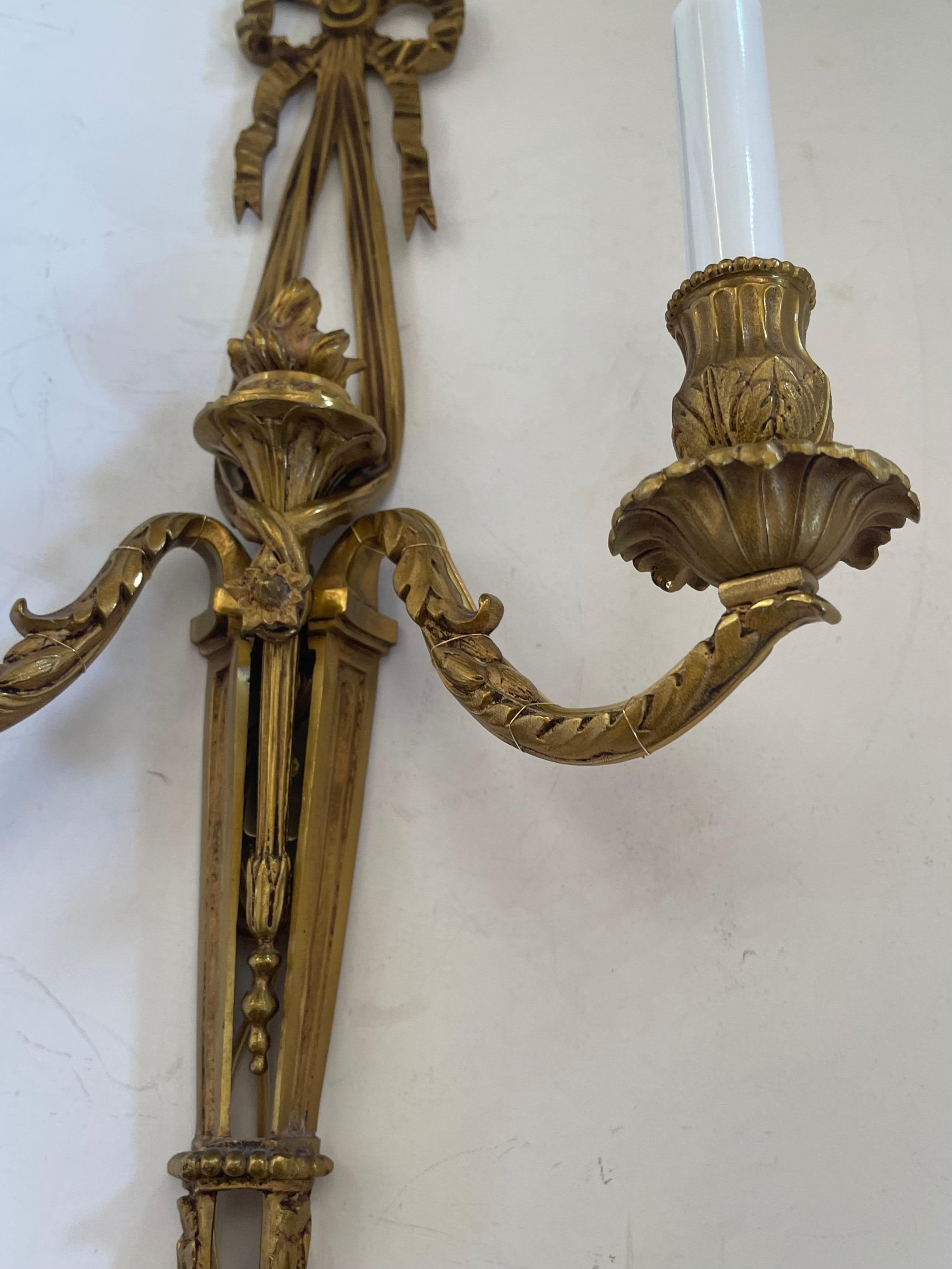Wunderschönes Paar französischer Dore Bronze-Torchiere-Wandleuchter mit Schleifenaufsatz, neoklassisch (20. Jahrhundert) im Angebot
