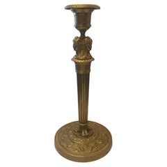 Magnifique paire de bougeoirs figuratifs néoclassiques en bronze doré de style Empire français