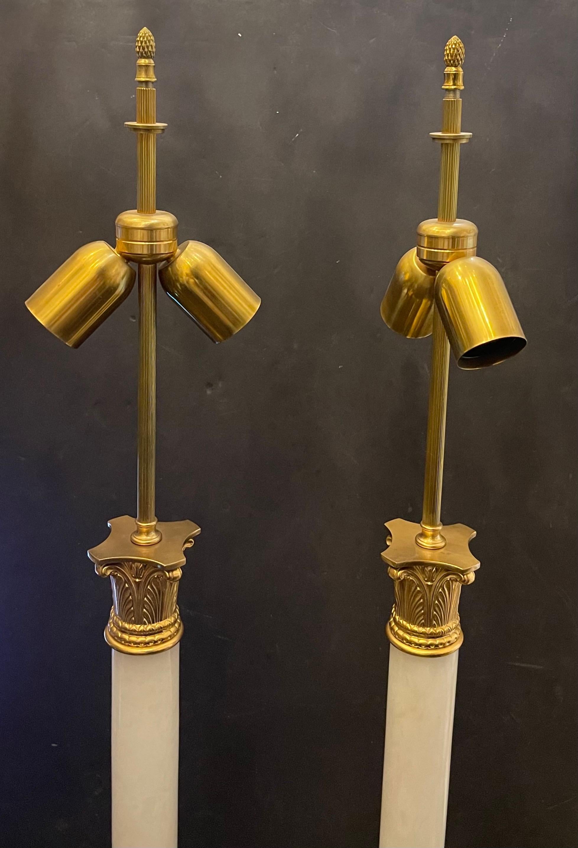 Stile impero Meravigliosa coppia di lampade neoclassiche Regency francesi Impero in bronzo dorato e marmo in vendita