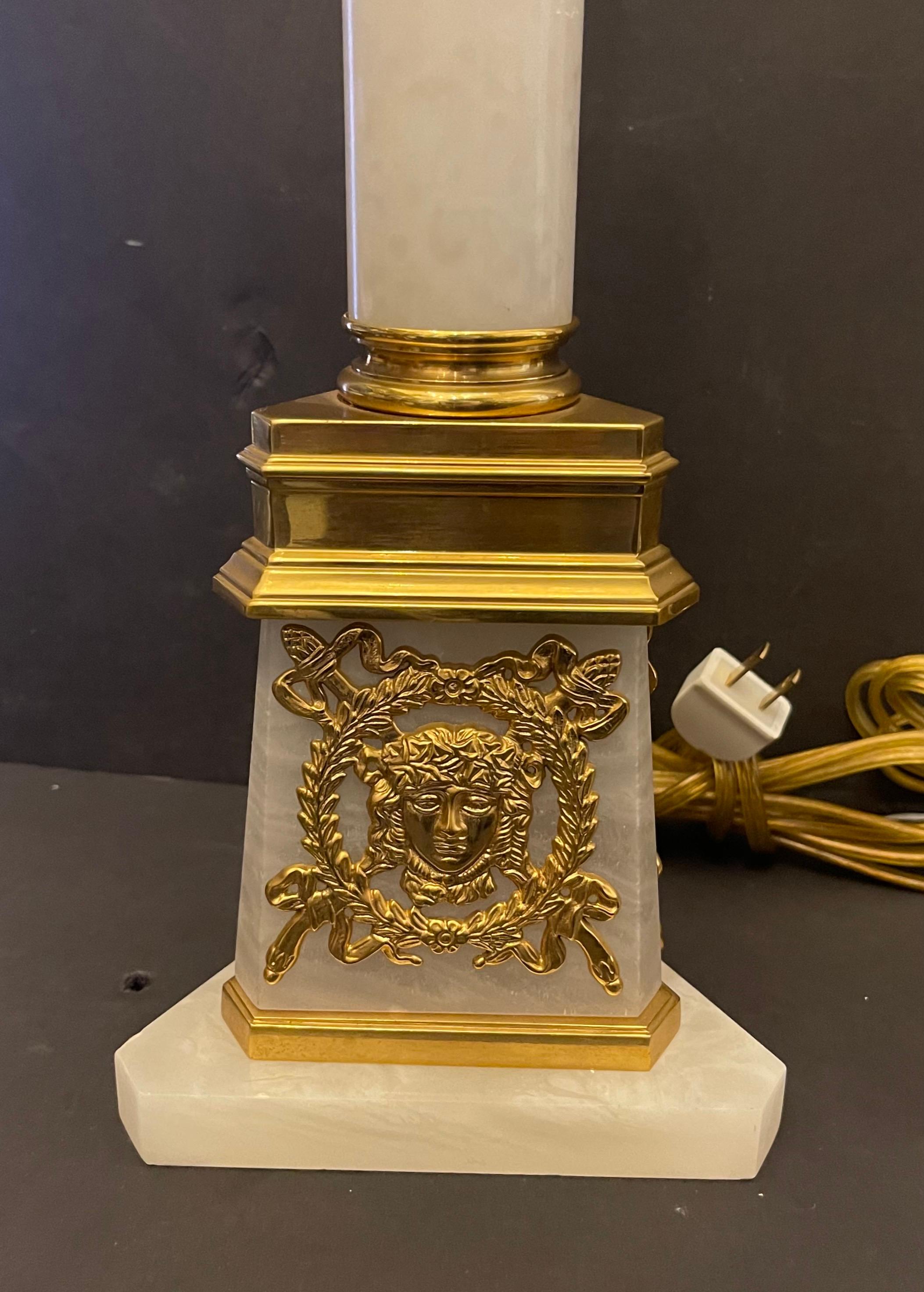 Francese Meravigliosa coppia di lampade neoclassiche Regency francesi Impero in bronzo dorato e marmo in vendita
