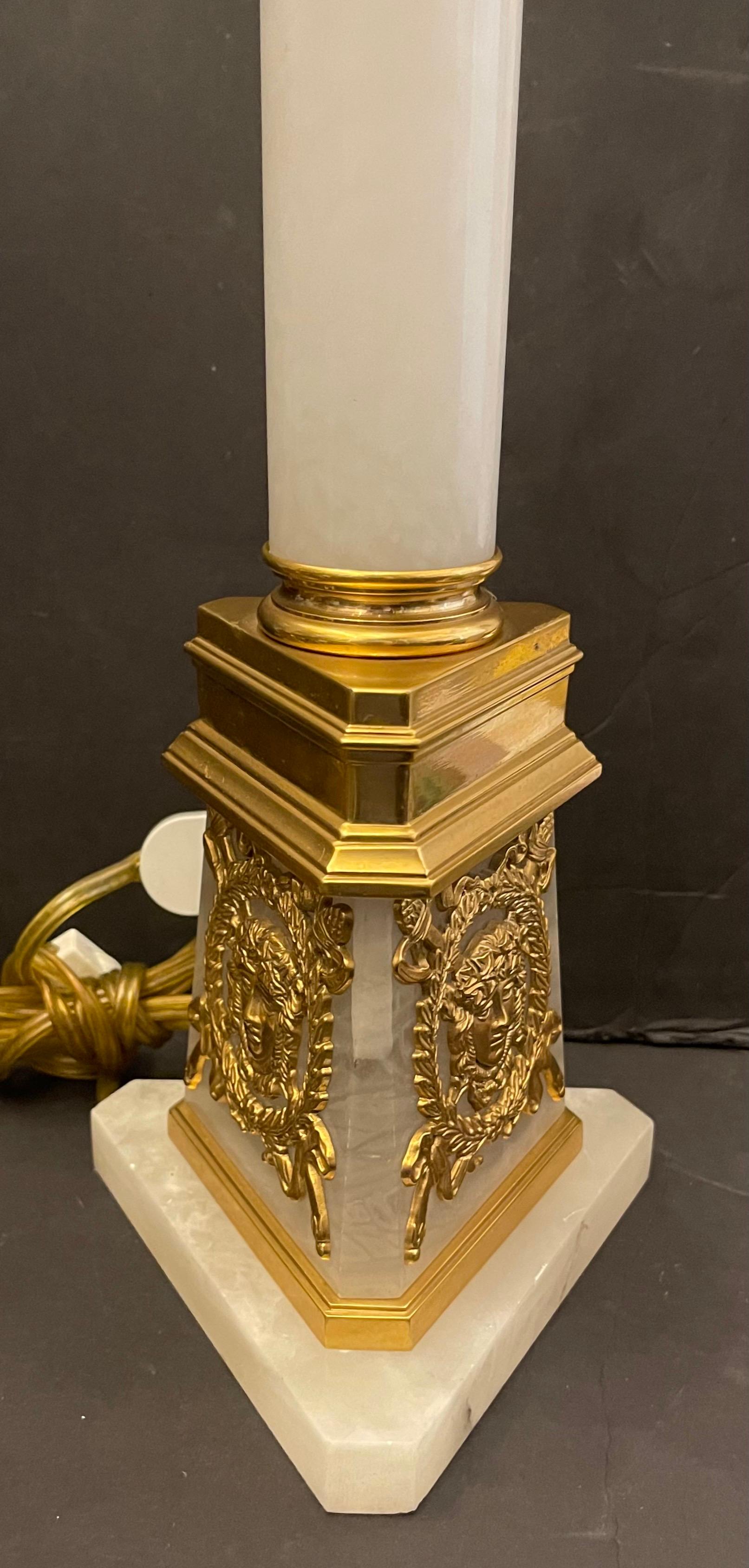 Patinato Meravigliosa coppia di lampade neoclassiche Regency francesi Impero in bronzo dorato e marmo in vendita