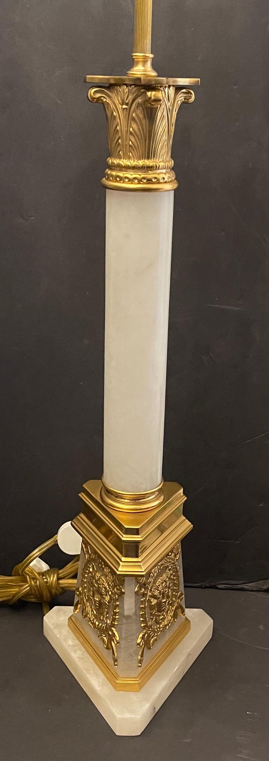 Meravigliosa coppia di lampade neoclassiche Regency francesi Impero in bronzo dorato e marmo In condizioni buone in vendita a Roslyn, NY