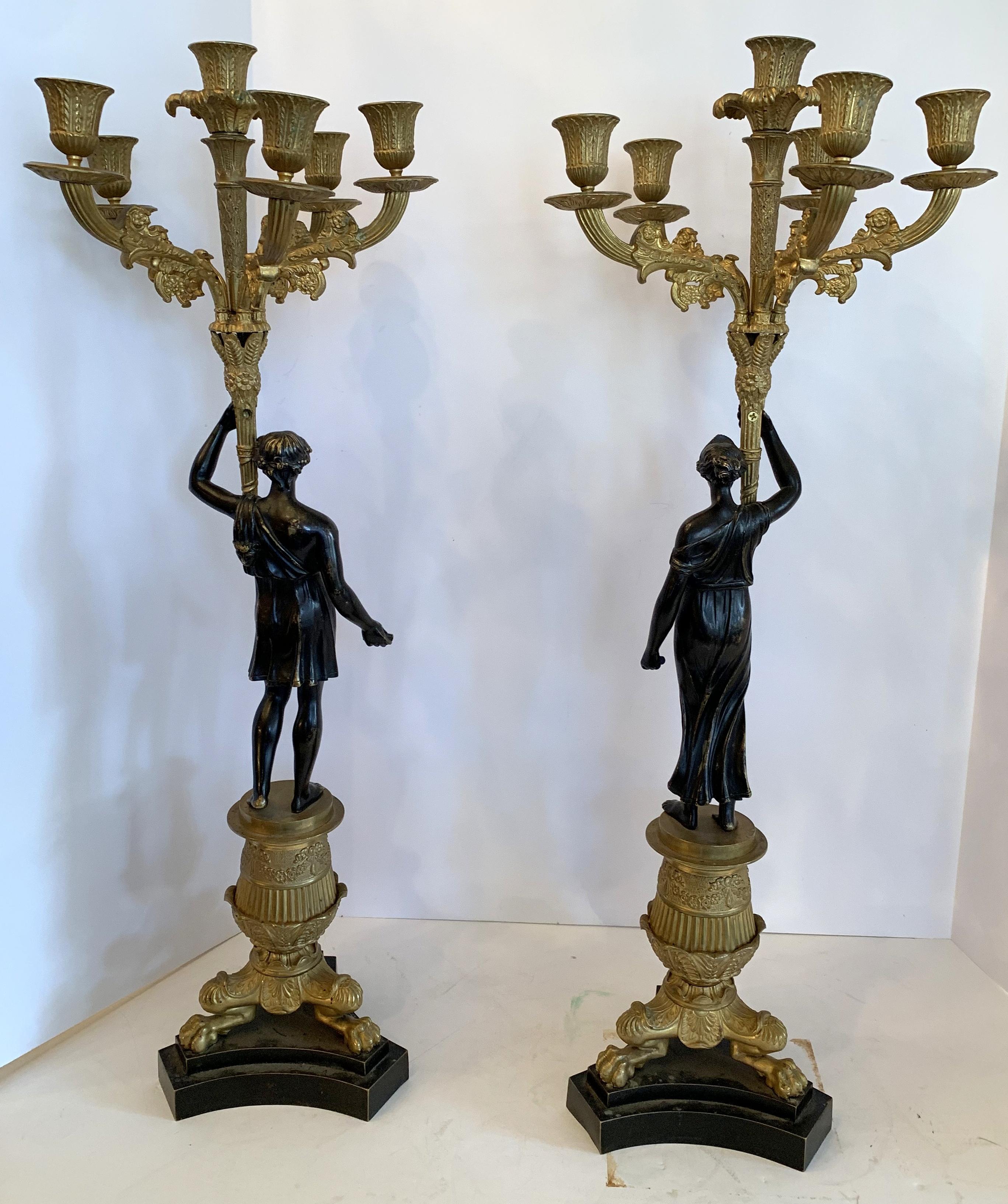 Zwei wunderbare französische Empire-Figuren aus vergoldeter, patinierter Bronze im Regency-Stil (19. Jahrhundert) im Angebot