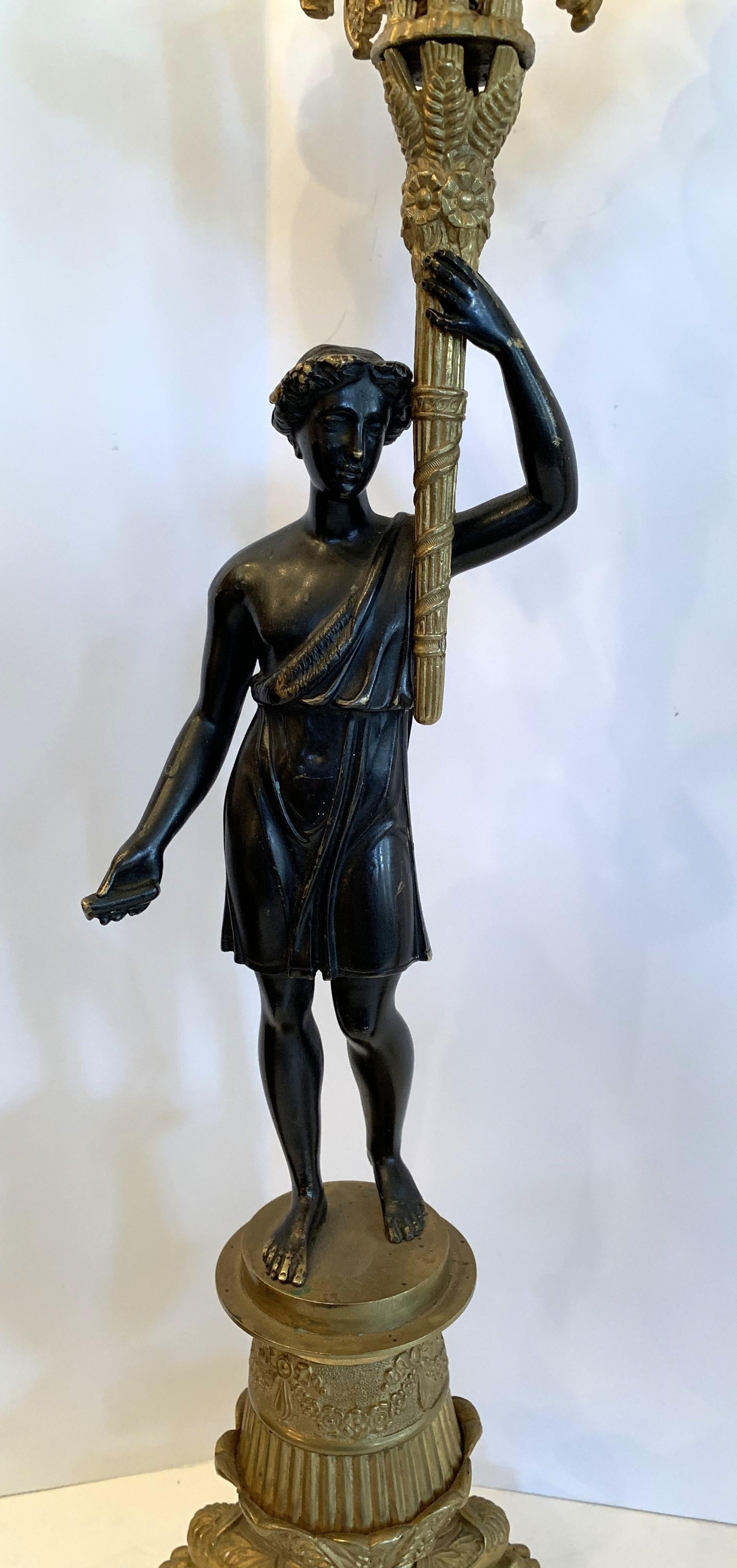 Maravillosa Pareja de Figuras de Bronce Patinado Dorado Imperio Francés Regencia en venta 4