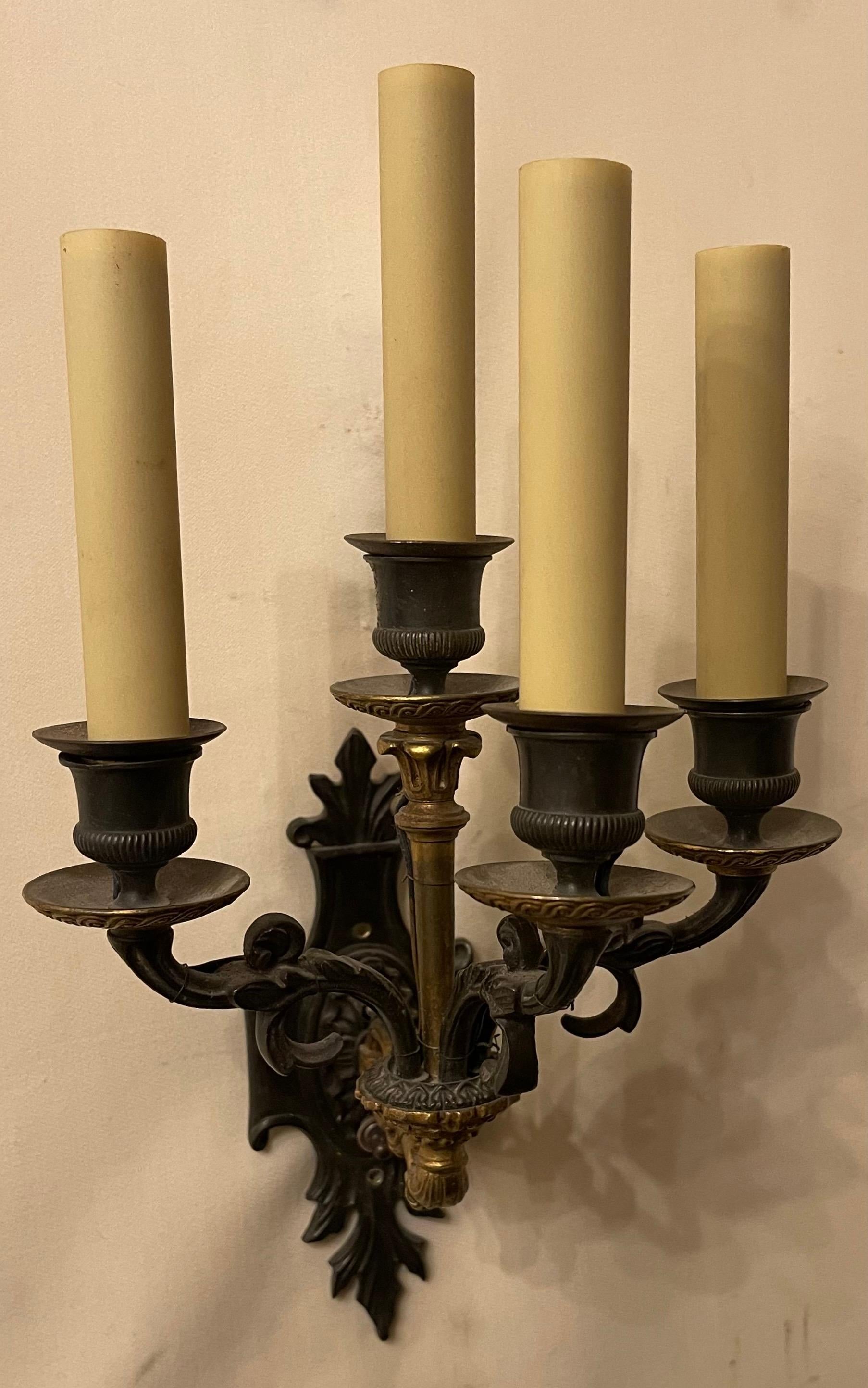 Stile impero Meravigliosa coppia di sconsigliere francesi Impero Neoclassico Regency in bronzo dorato patinato in vendita