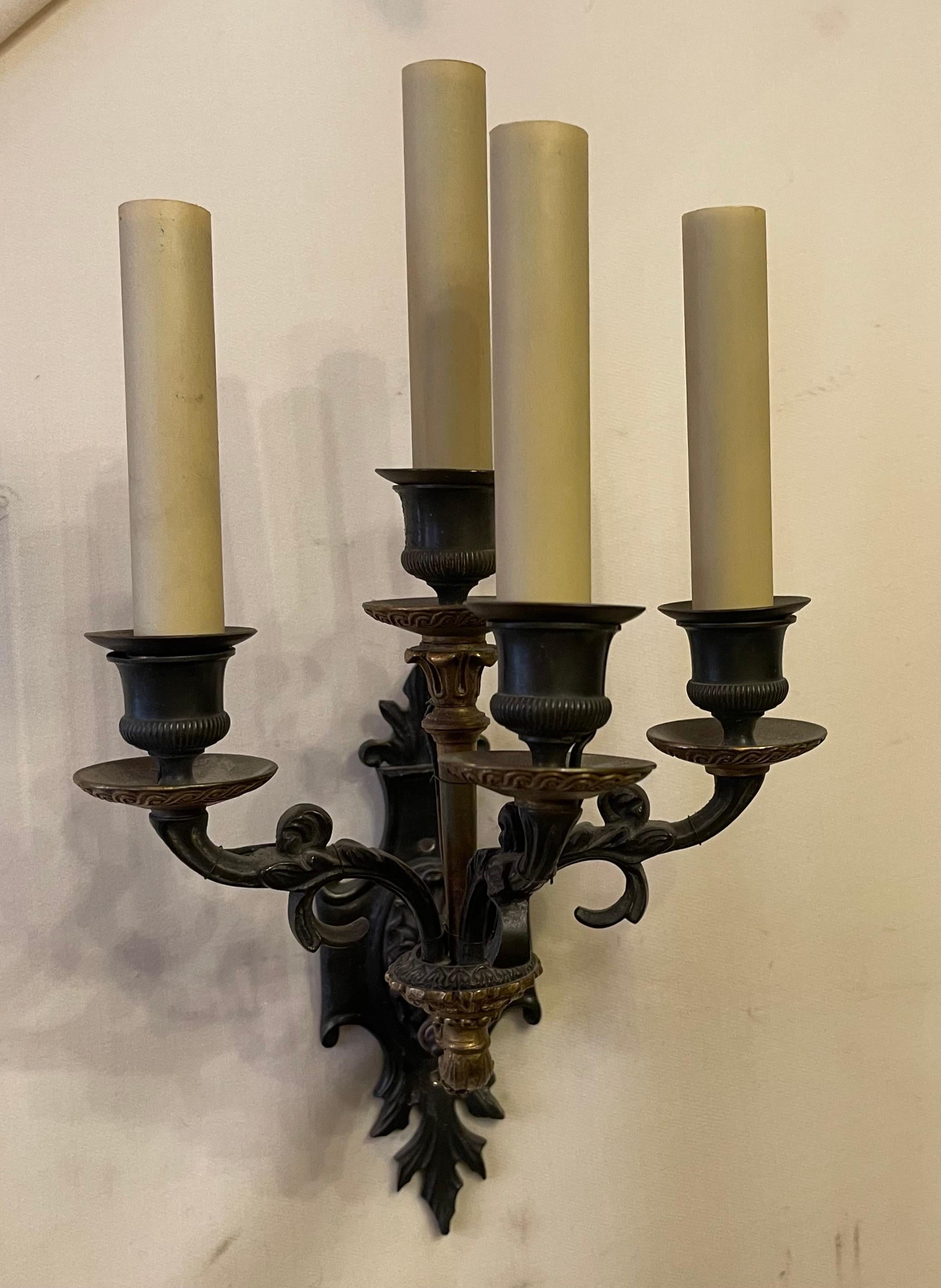 Patinato Meravigliosa coppia di sconsigliere francesi Impero Neoclassico Regency in bronzo dorato patinato in vendita
