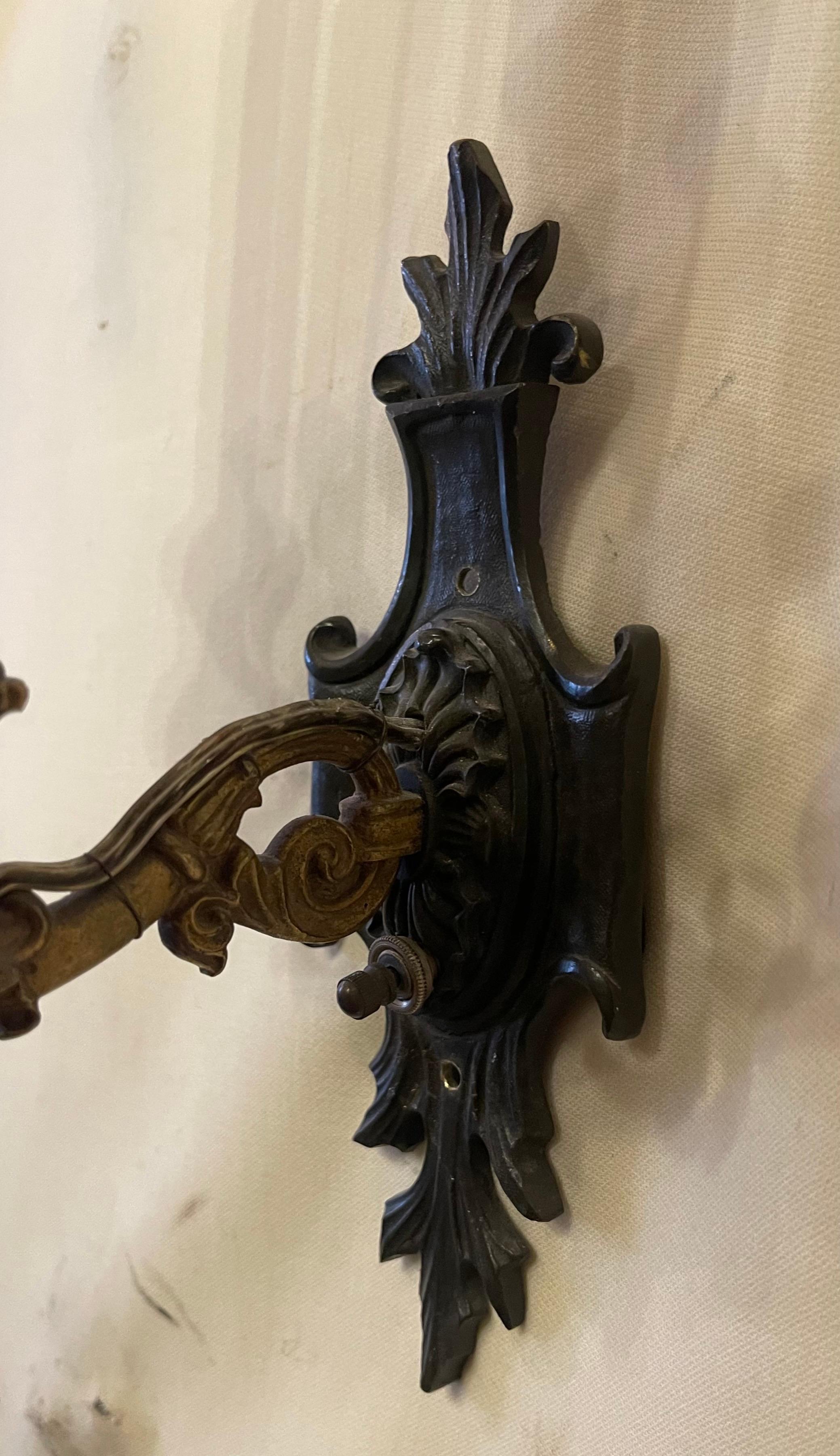 Meravigliosa coppia di sconsigliere francesi Impero Neoclassico Regency in bronzo dorato patinato In condizioni buone in vendita a Roslyn, NY