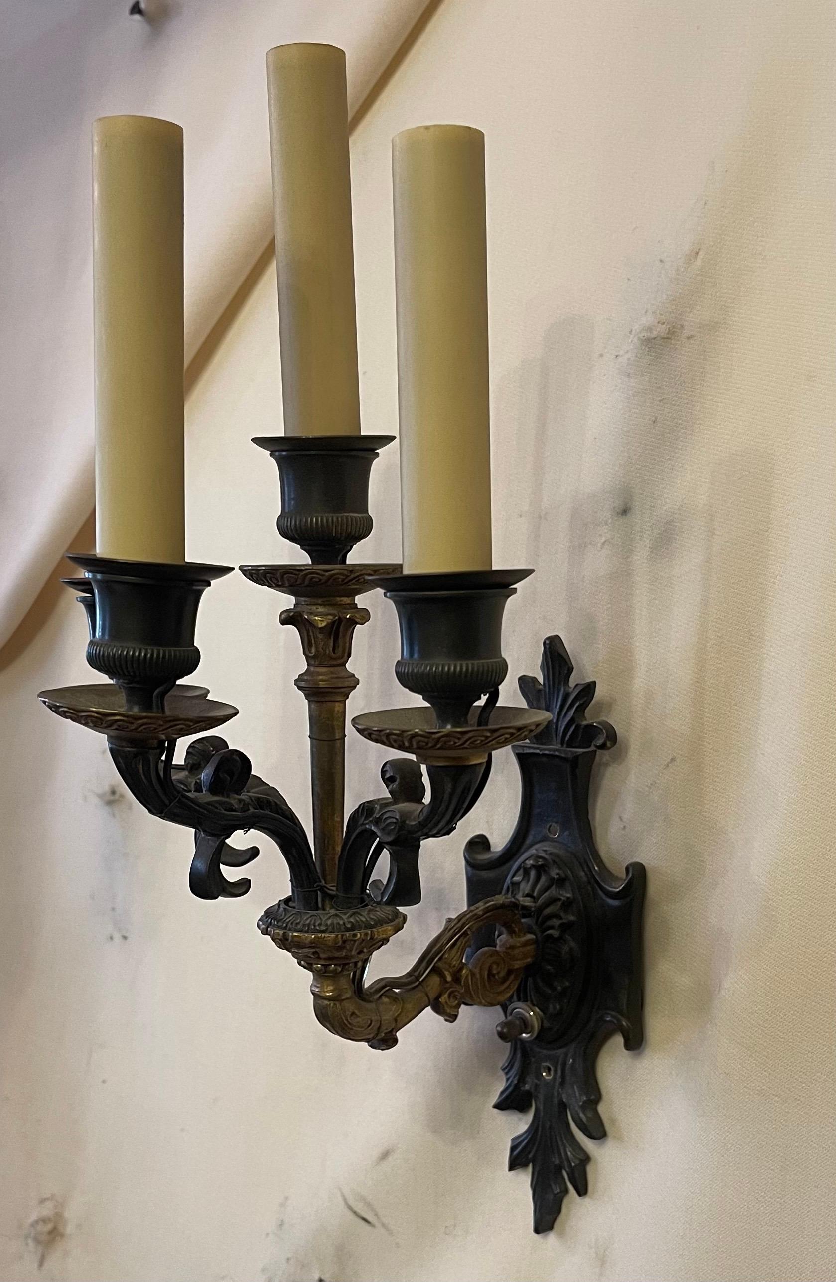 Meravigliosa coppia di lampade francesi Impero / Neoclassiche / Reggenza in bronzo dorato patinato