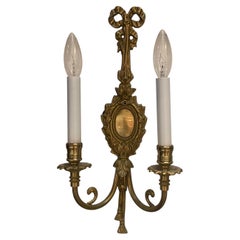 Wunderschönes Paar französischer Wandleuchten aus vergoldeter Bronze mit Messingbogen, Schleife und Quaste