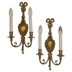 Wunderschönes Paar französischer Wandleuchten aus vergoldeter Bronze mit Messingbogen, Schleife und Quaste