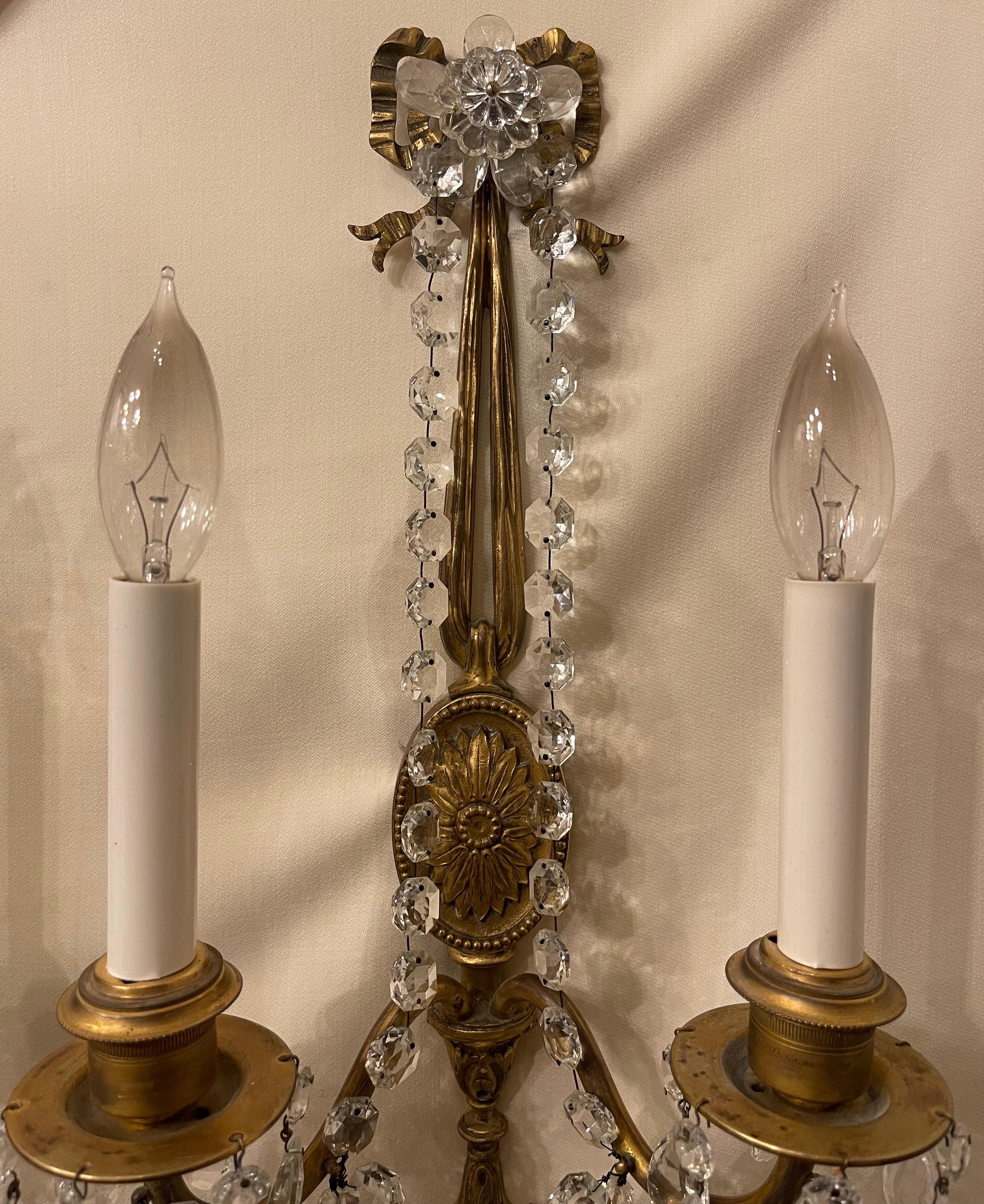 Francese Meravigliosa coppia di lampade francesi in bronzo dorato con fili di cristallo e nappe a fiocco in vendita