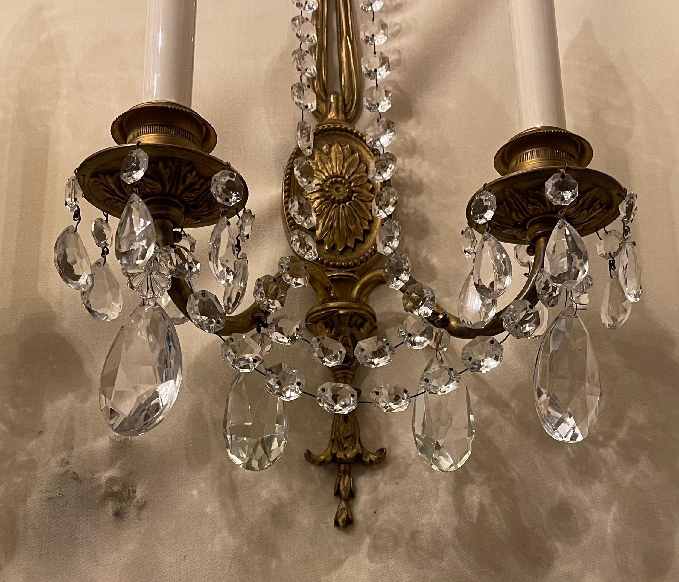 Meravigliosa coppia di lampade francesi in bronzo dorato con fili di cristallo e nappe a fiocco In condizioni buone in vendita a Roslyn, NY