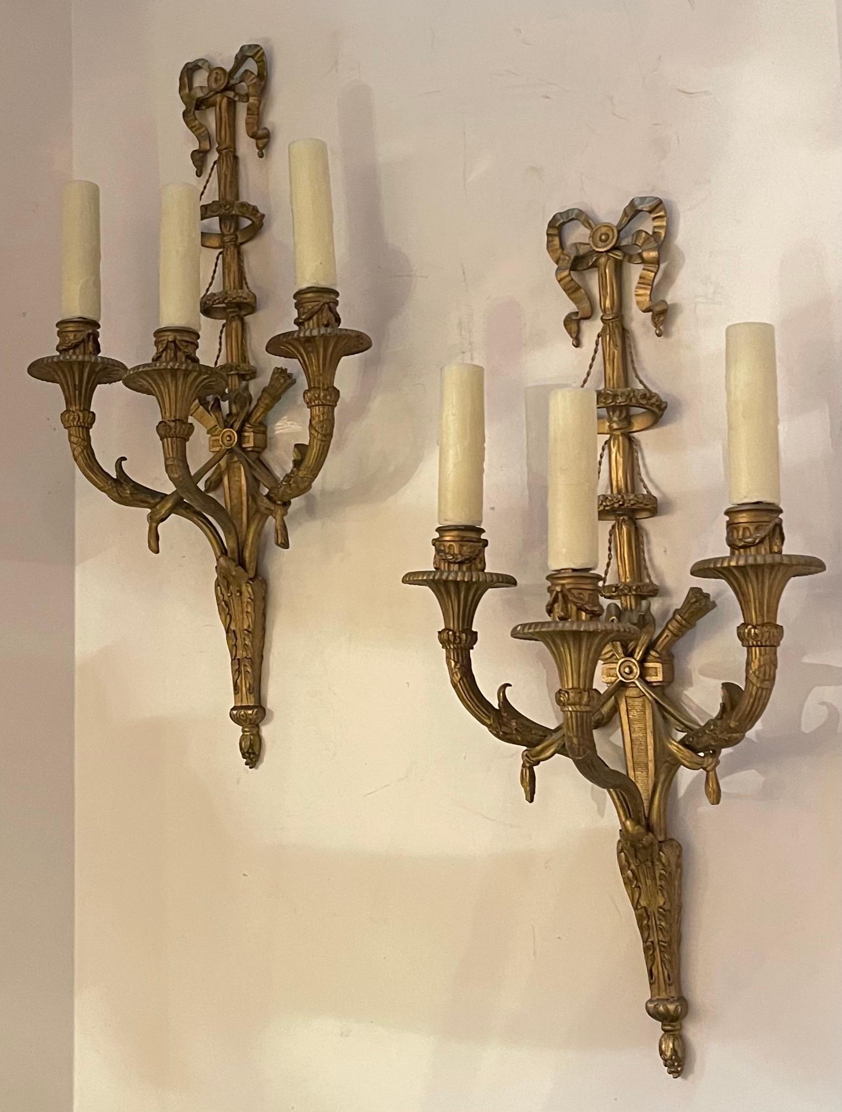 Belle Époque Merveilleuse paire d'appliques en bronze doré à nœuds et croix de torchère Caldwell en vente