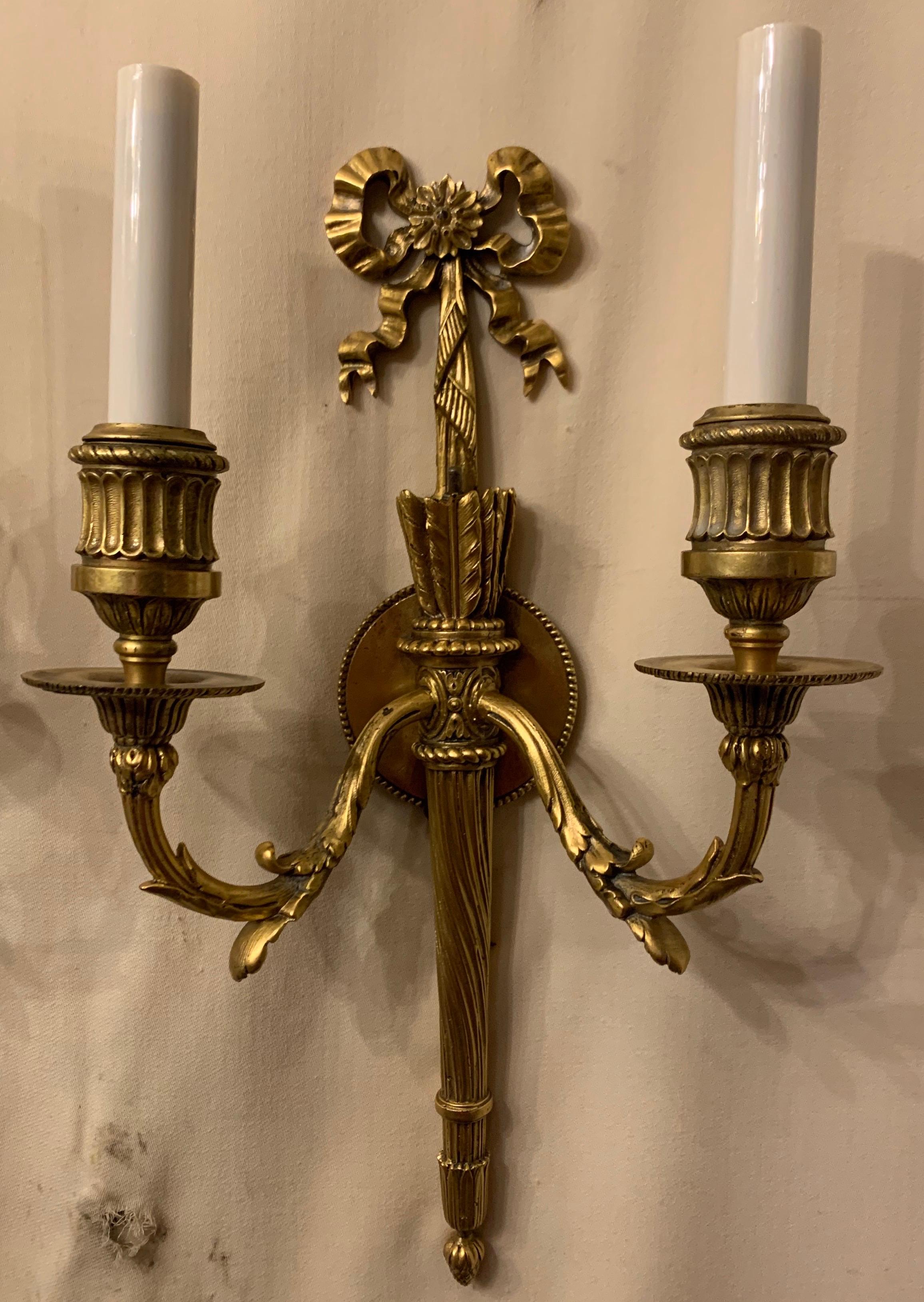 Splendida coppia di appliques neoclassiche a due luci, in bronzo dorato, con piano d'arco e piastra posteriore, alla maniera di E. F. A. Caldwell.
Completamente ricablata e pronta per essere installata e goduta.
Misure approssimative:
15,5