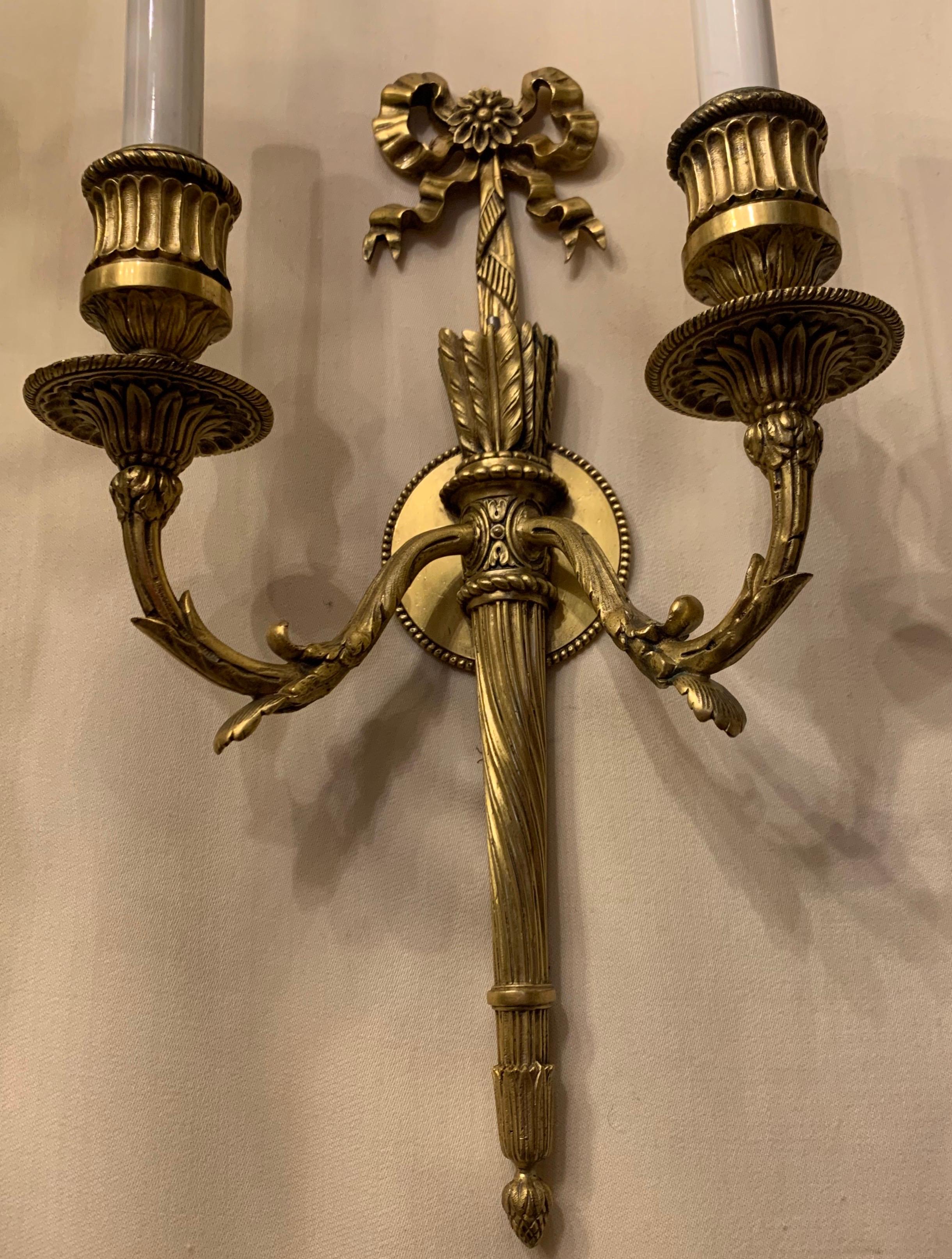 Belle Époque Meravigliose torchiere francesi in bronzo dorato a due luci Caldwell, coppia in vendita