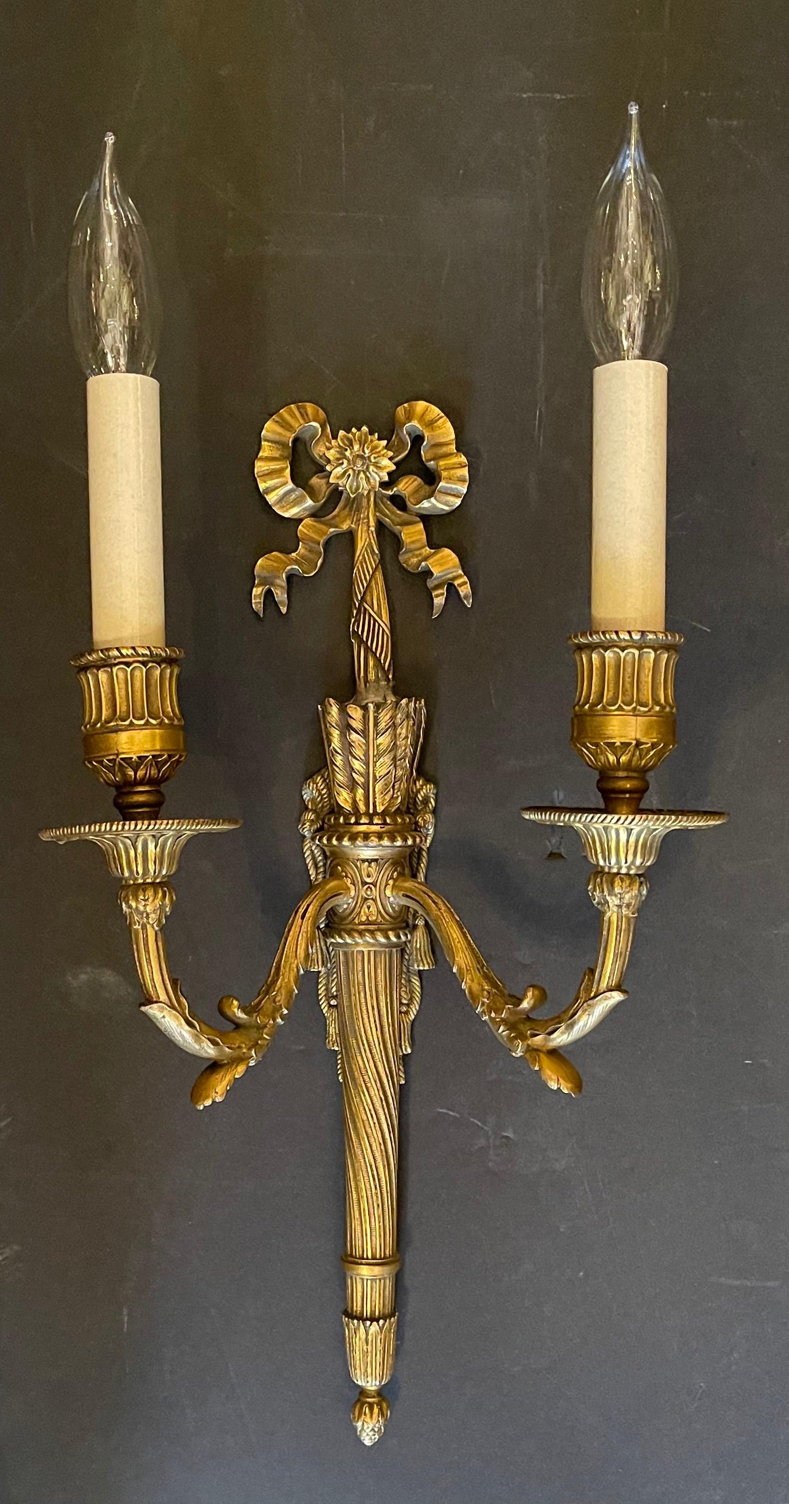 Néoclassique Merveilleuse paire d'appliques à deux lumières torchères Caldwell Dor en bronze doré avec nœud papillon