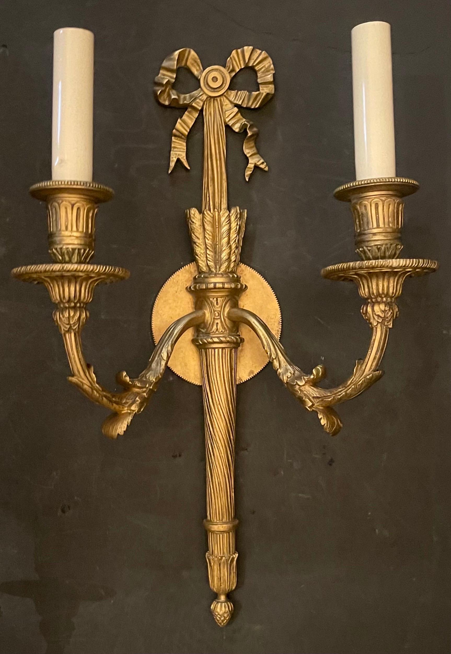 Wunderschönes Paar französischer vergoldeter Doré-Bronze Bogenleuchter Caldwell Zwei-Licht-Konsolen (Belle Époque) im Angebot